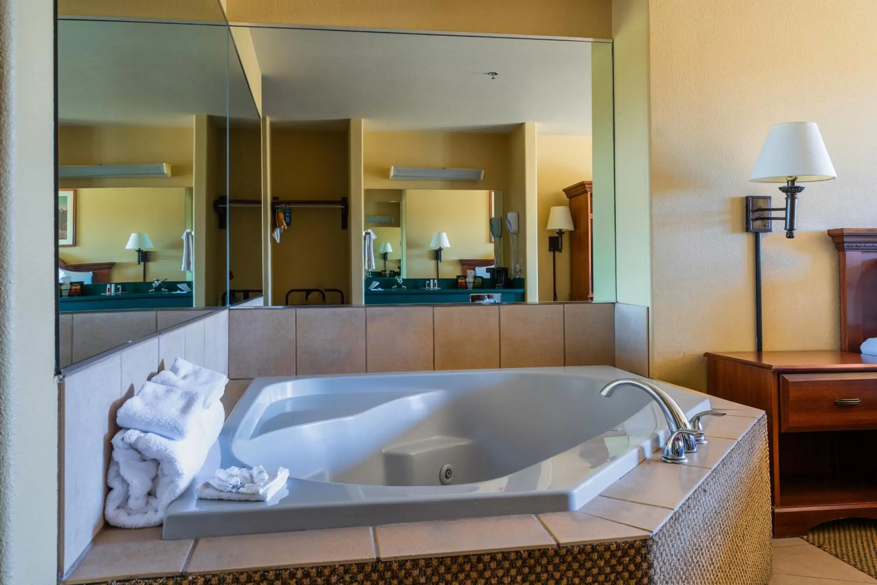 Hot Tub, Bathroom in Pinedale Hotel & Suites