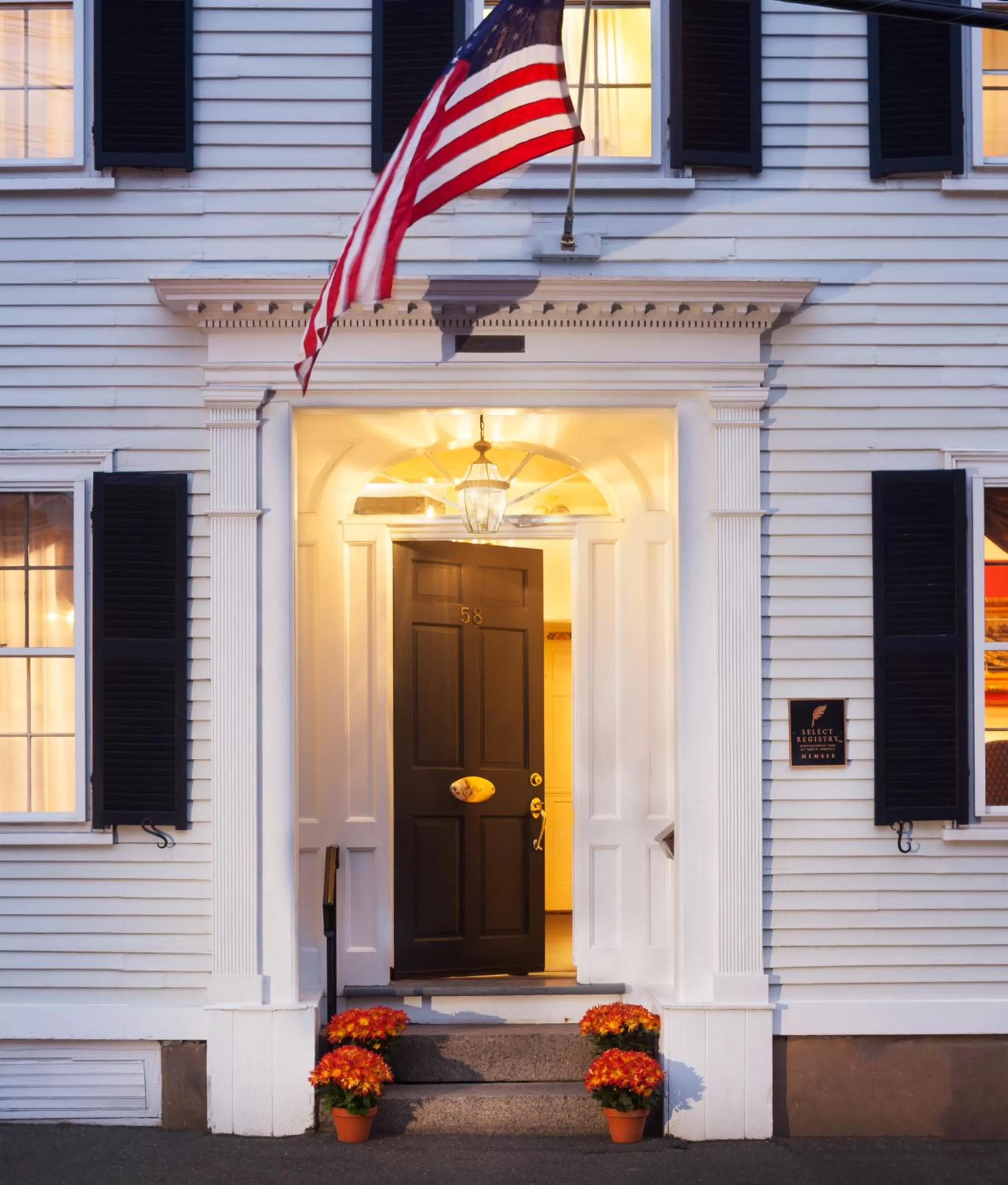 Facade/entrance in Harbor Light Inn