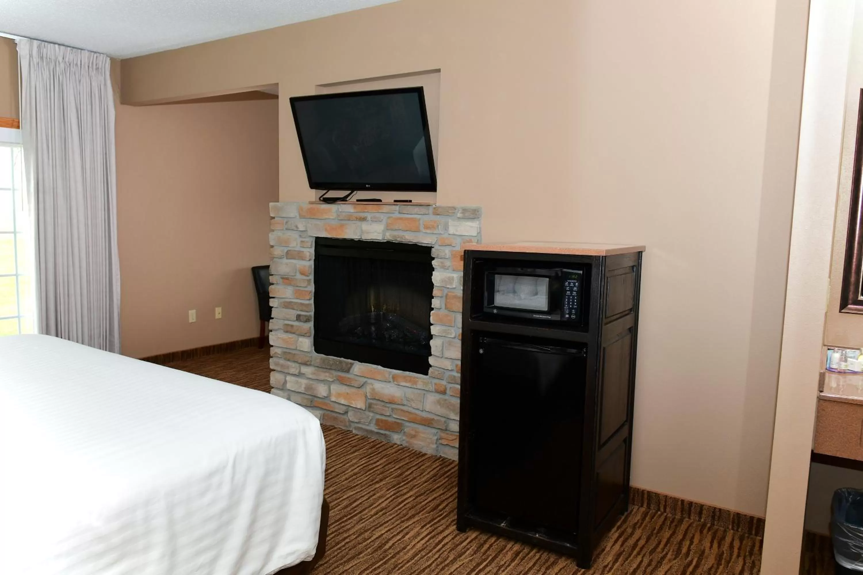 Bedroom, Bed in Cobblestone Inn & Suites - Denison | Majestic Hills
