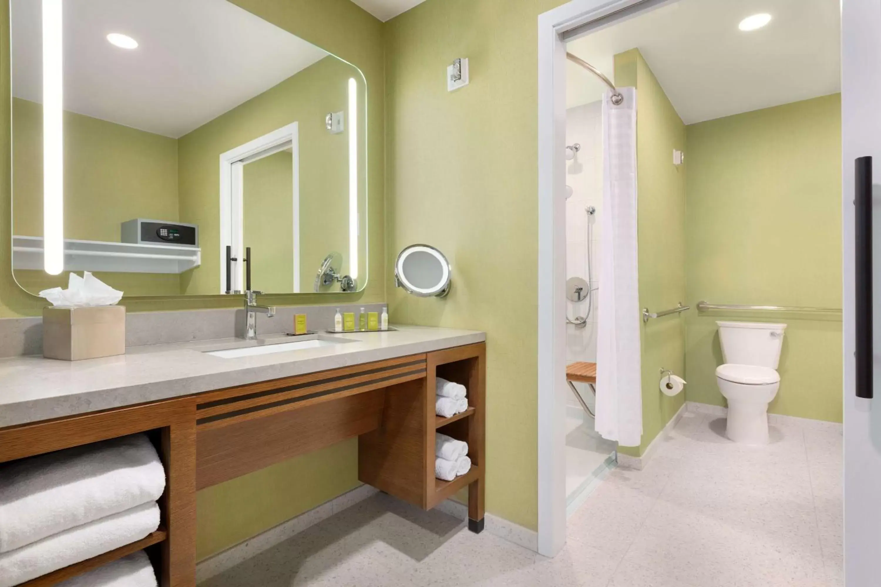 Bathroom in DoubleTree by Hilton Campbell - Pruneyard Plaza