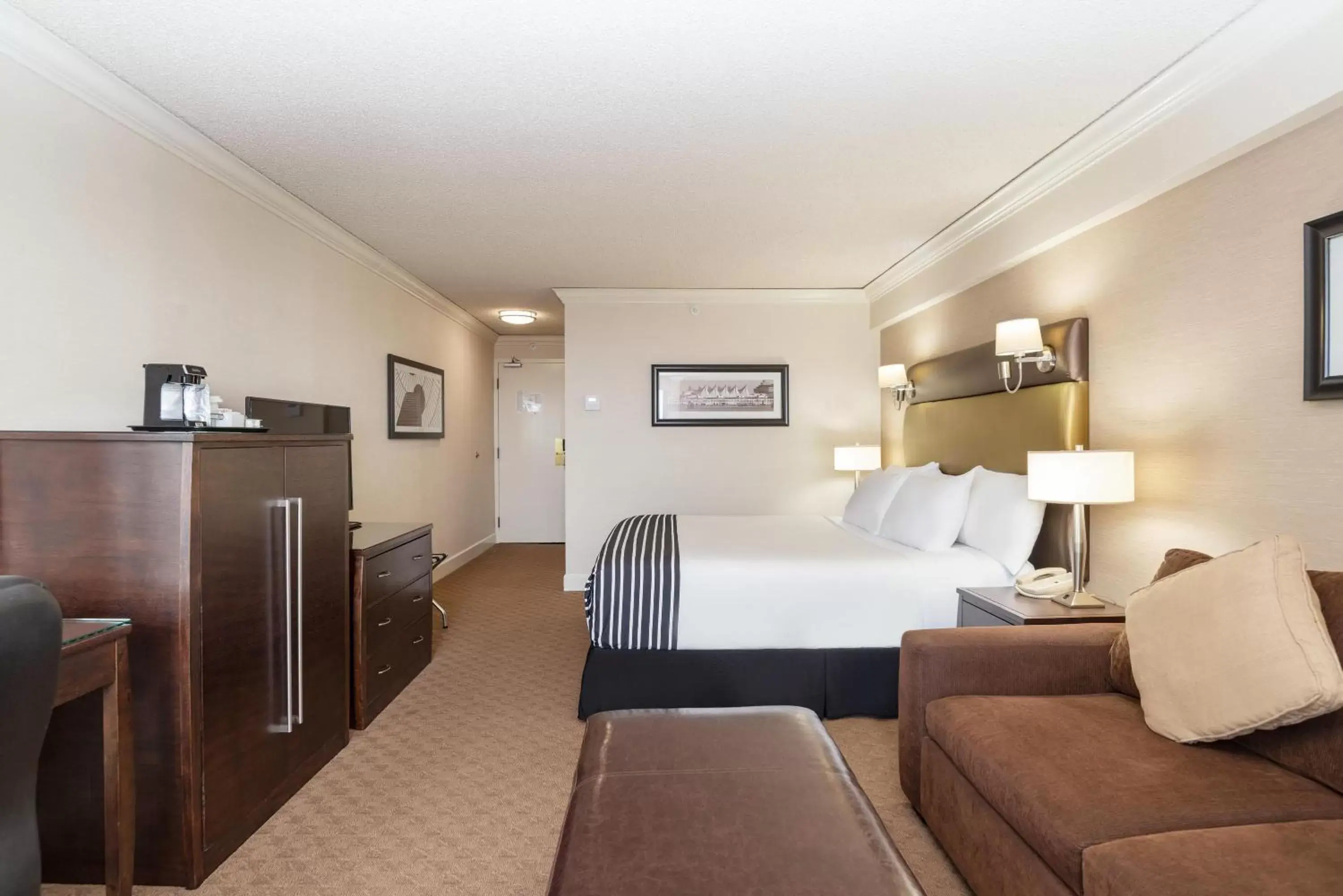 Photo of the whole room, Bed in Sandman Signature Vancouver Airport Hotel & Resort