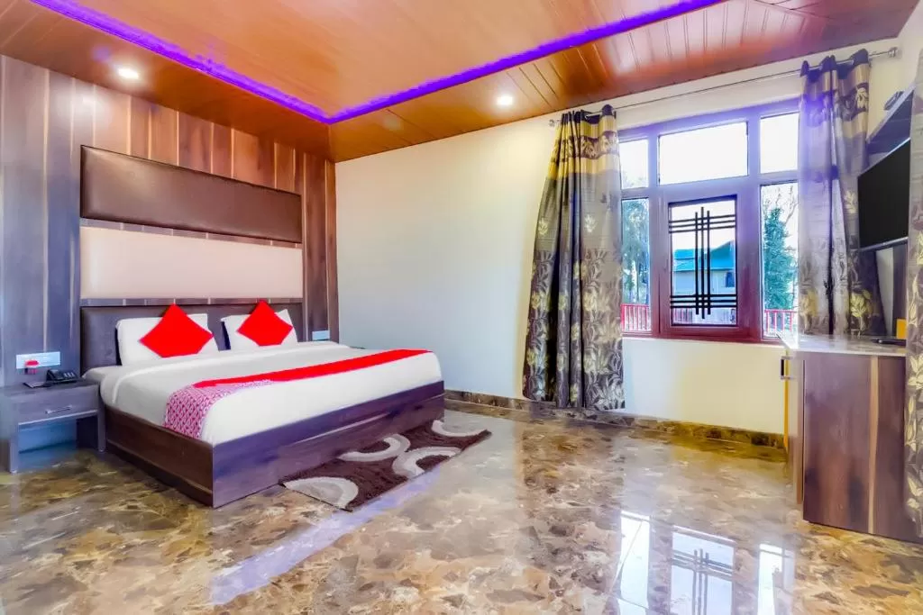 Bedroom, Bed in Hotel Himdhara, Near Mall Road Dalhousie