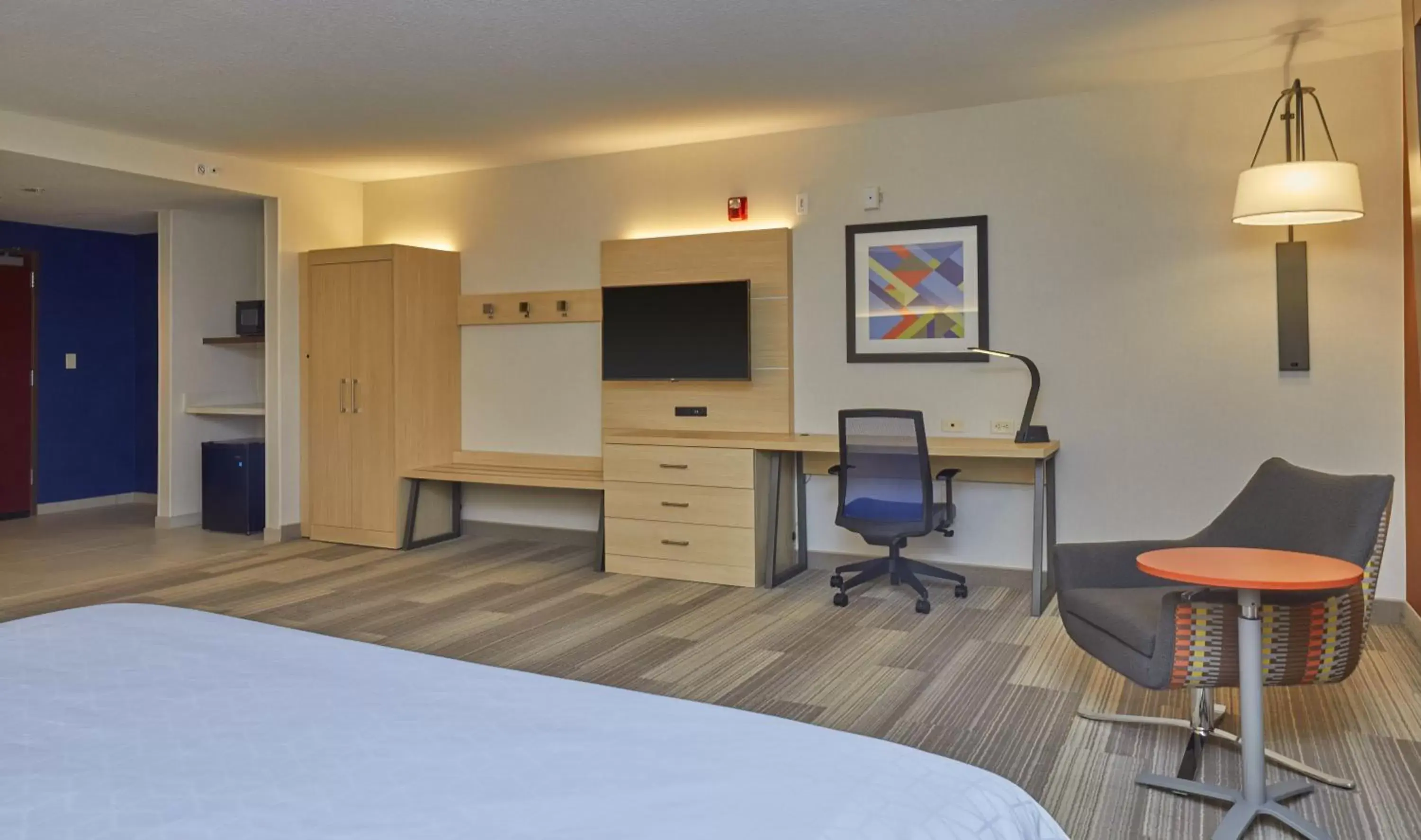 Photo of the whole room, TV/Entertainment Center in Holiday Inn Express : Eugene - Springfield, an IHG Hotel