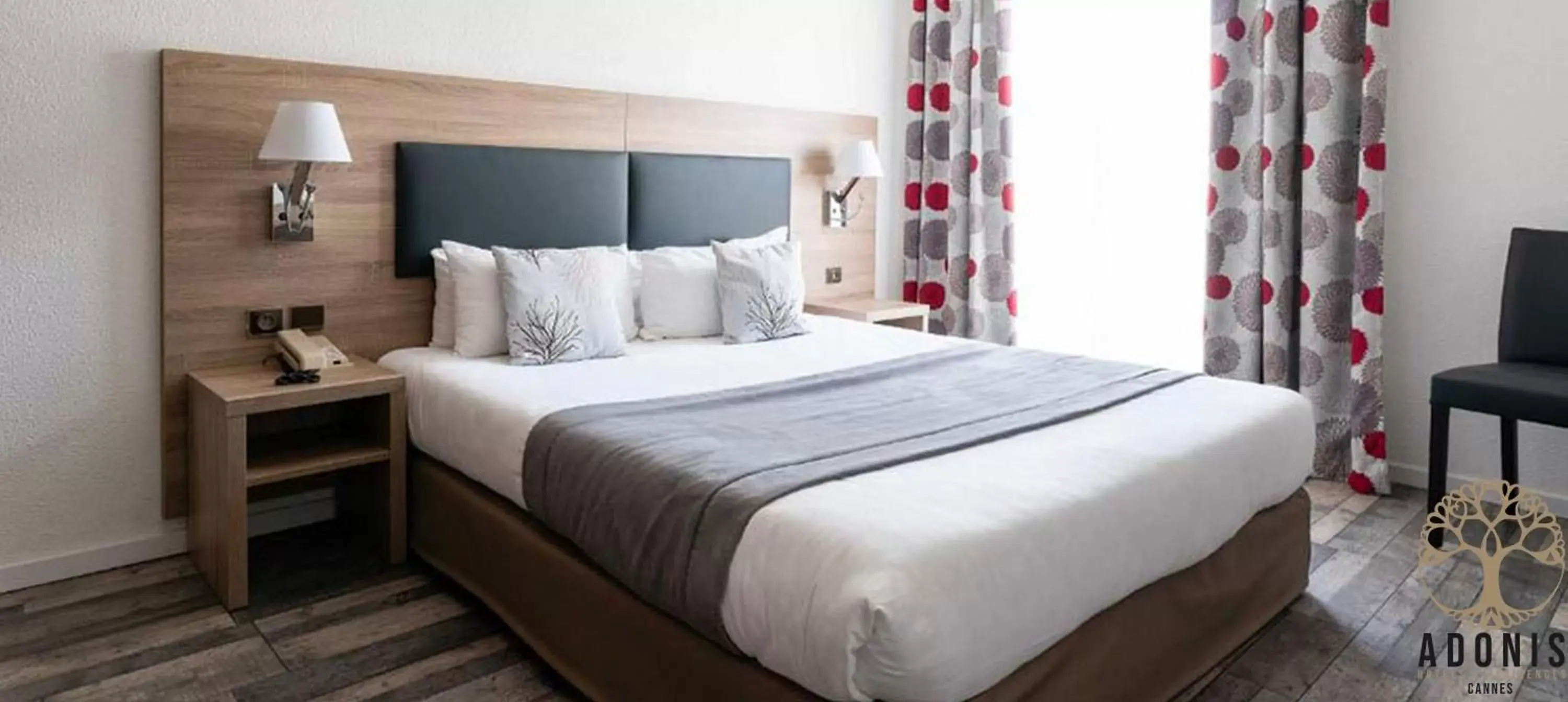Bedroom, Bed in Adonis Cannes - Hôtel Thomas