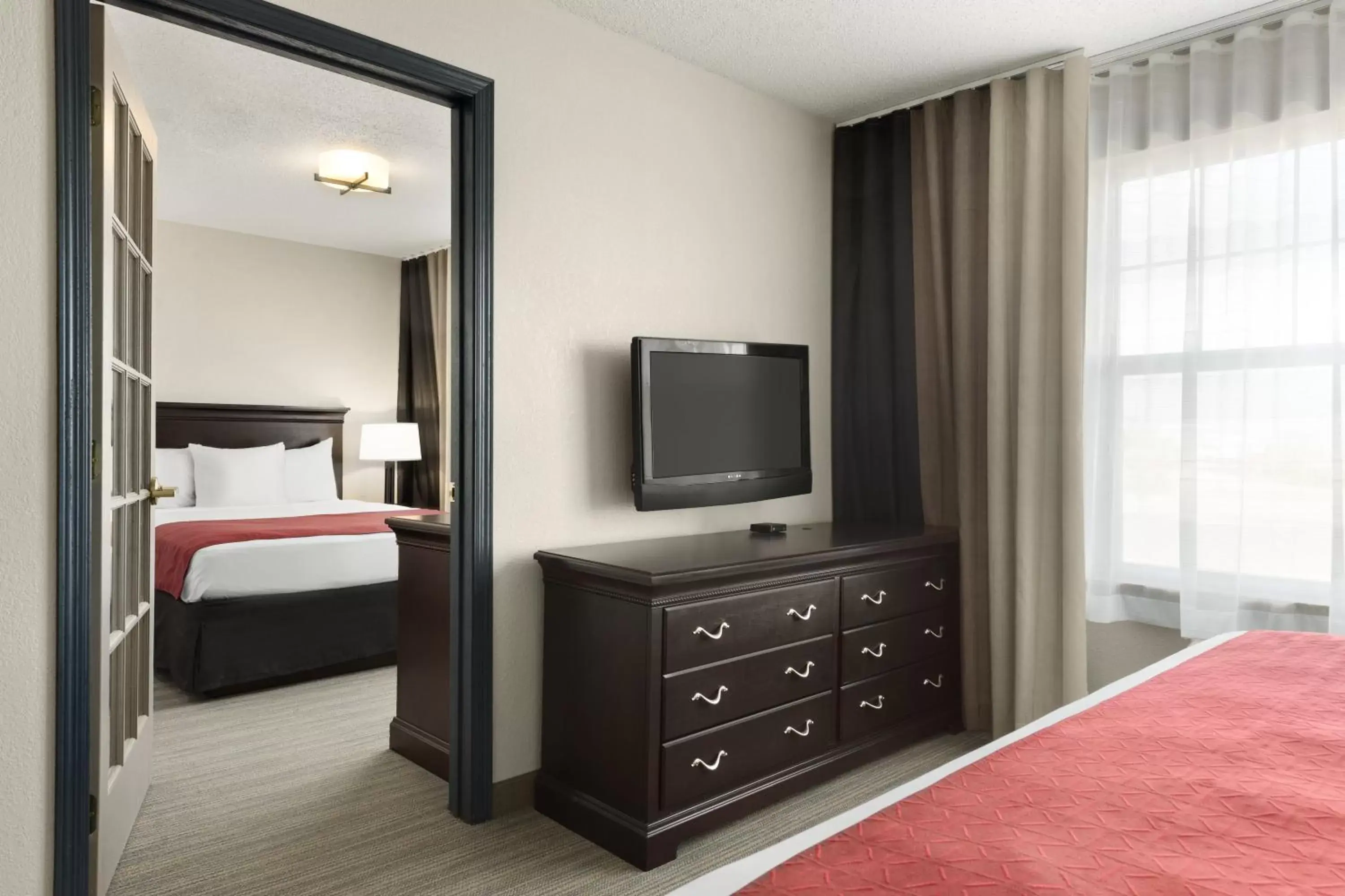 Photo of the whole room, TV/Entertainment Center in Country Inn & Suites by Radisson, Kansas City at Village West, KS
