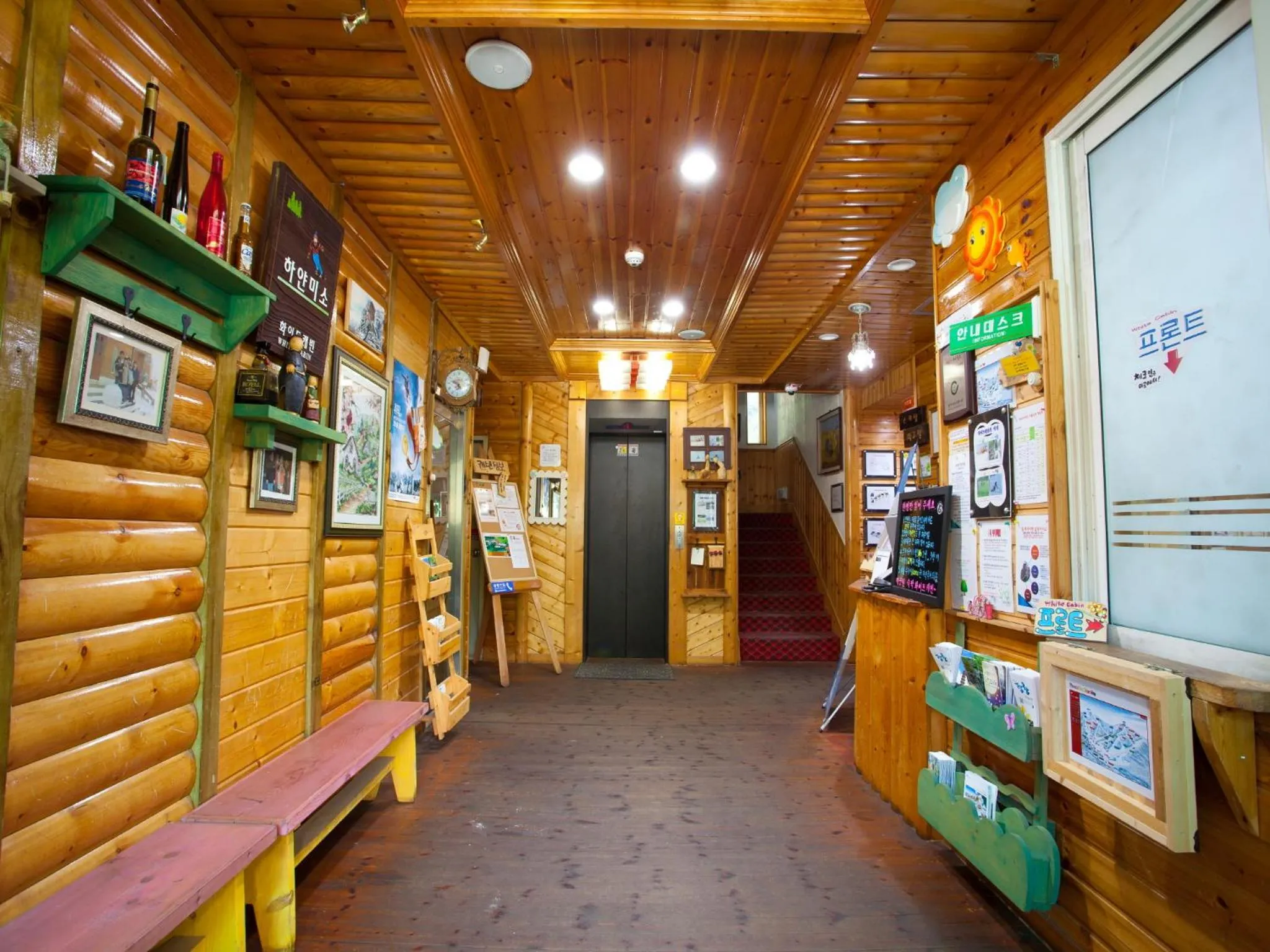 Lobby or reception in White Cabin