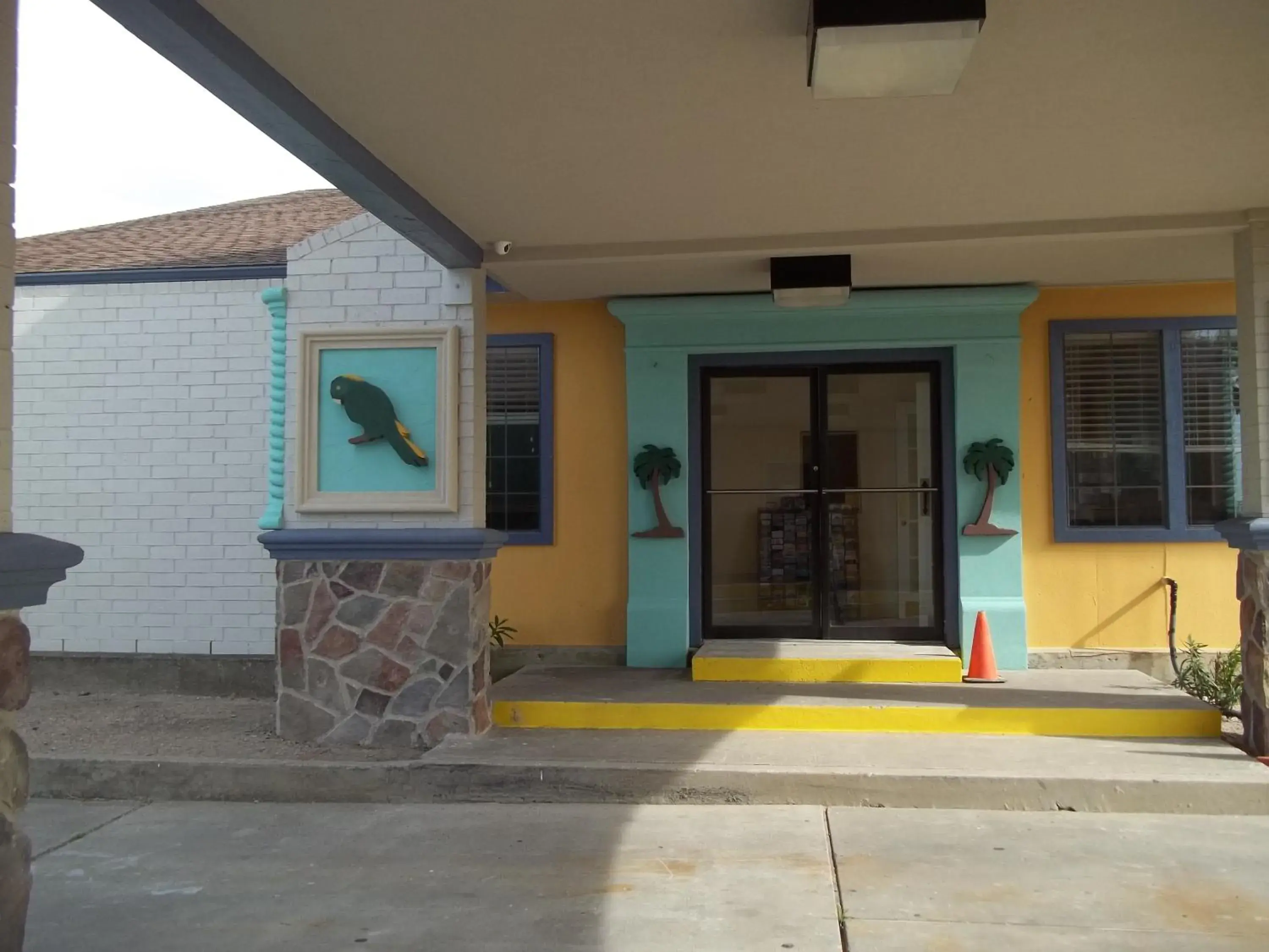 Facade/entrance in Scottish Inns Galveston