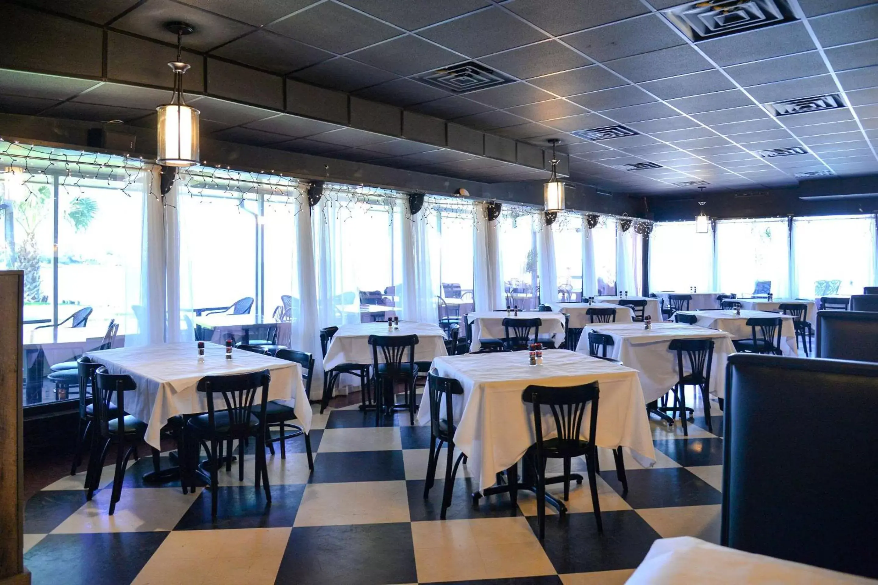 Restaurant/Places to Eat in Quality Inn & Suites on the Bay near Pensacola Beach