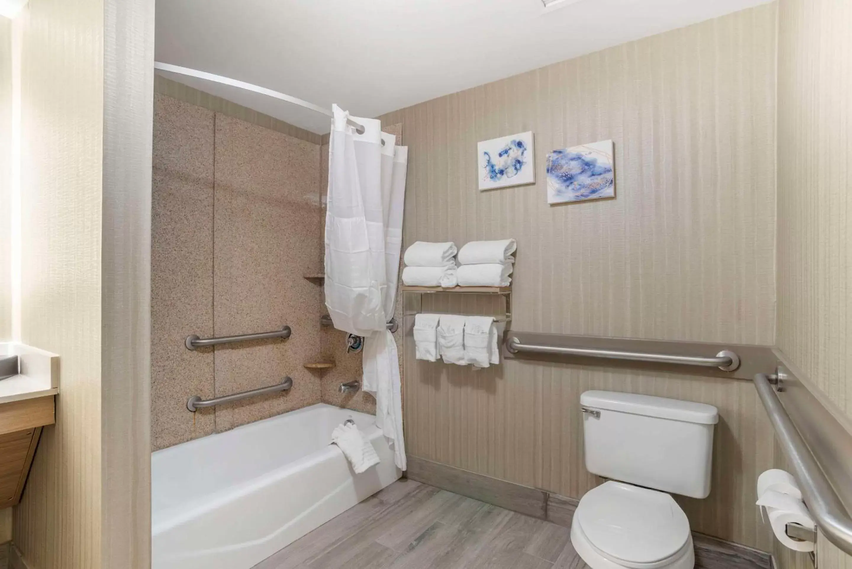 Bedroom, Bathroom in Comfort Suites At WestGate Mall