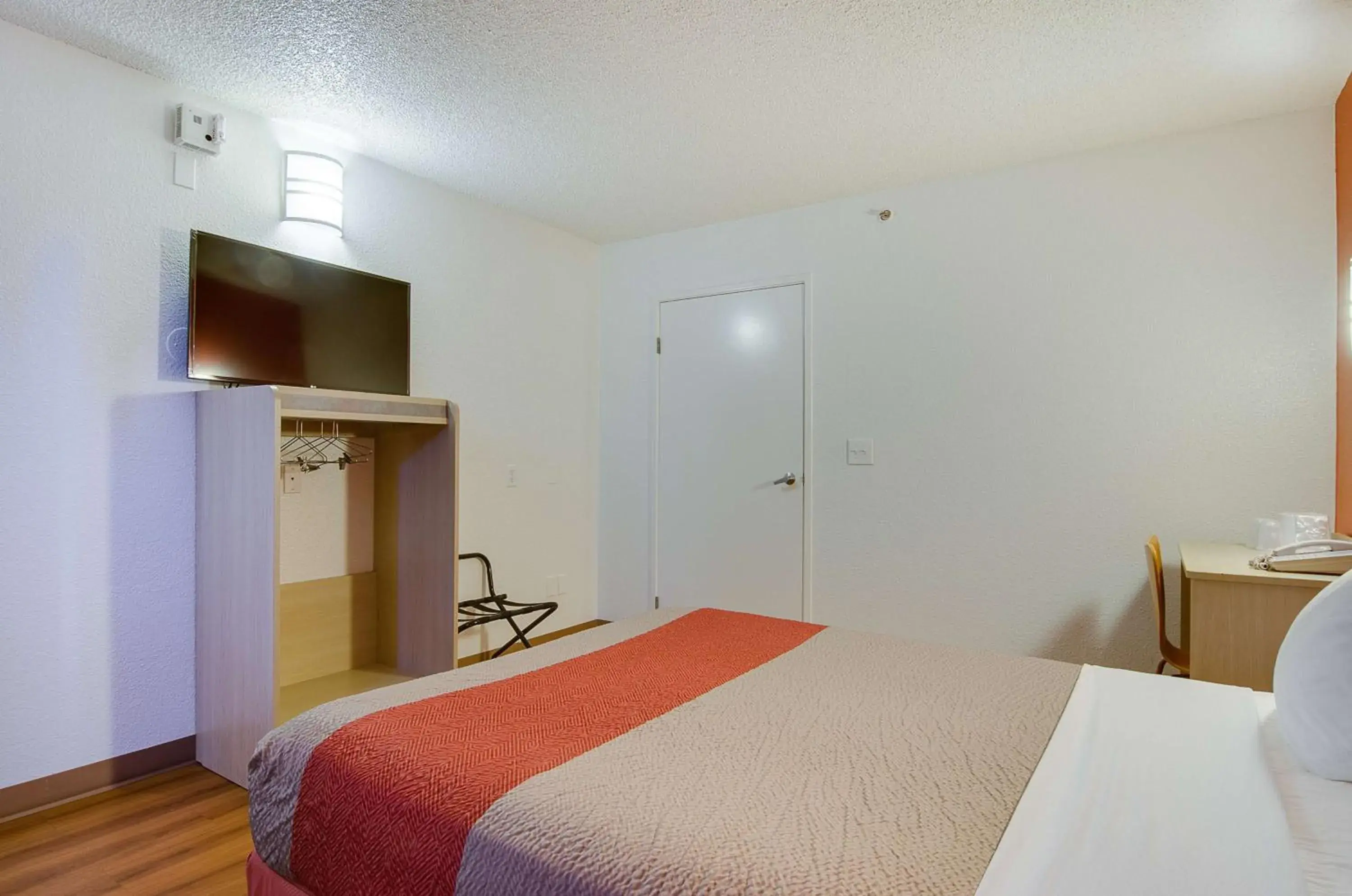TV and multimedia, Room Photo in Motel 6-Tacoma, WA - South