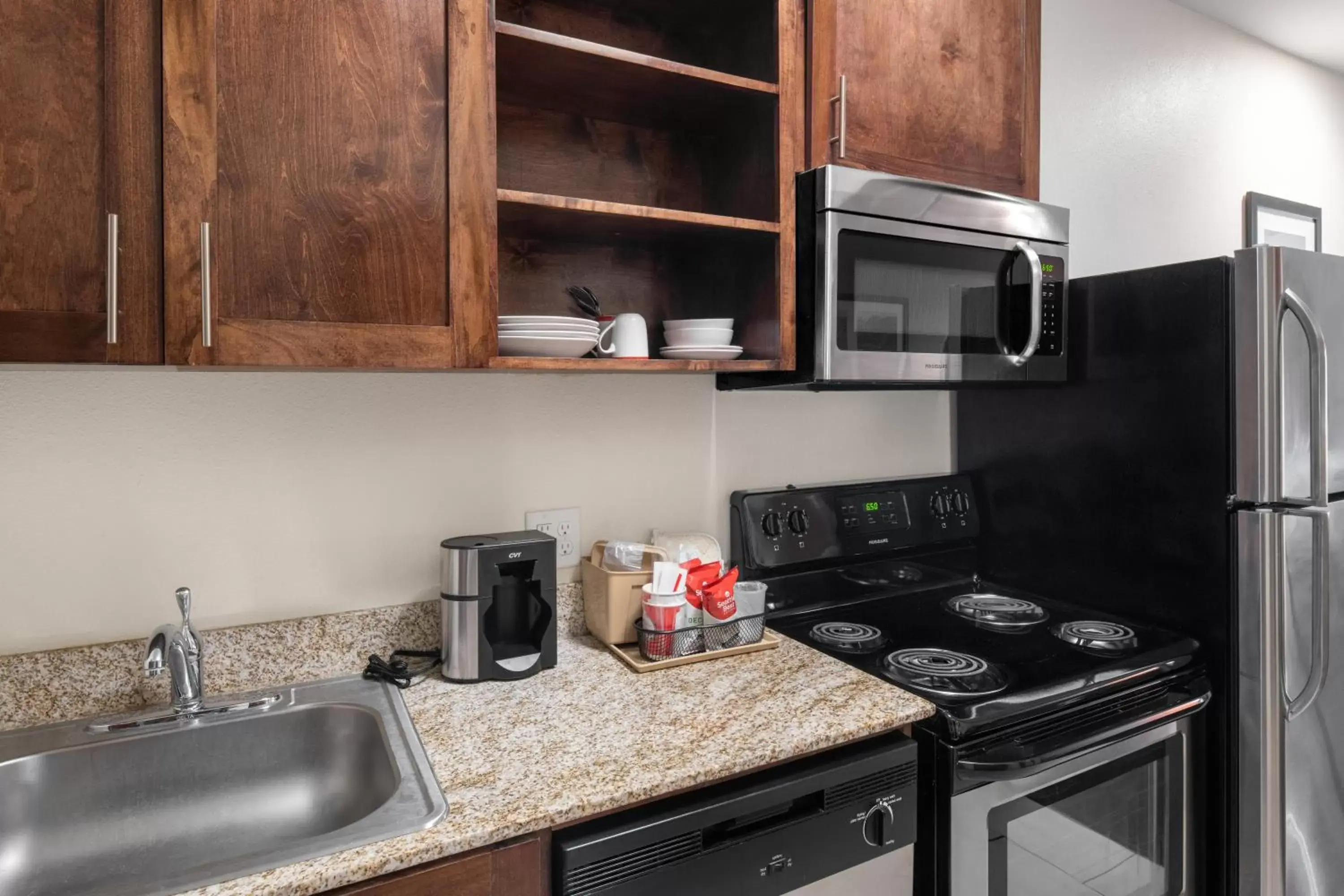 Kitchen/Kitchenette in Home Away Kitchen Suites Enid