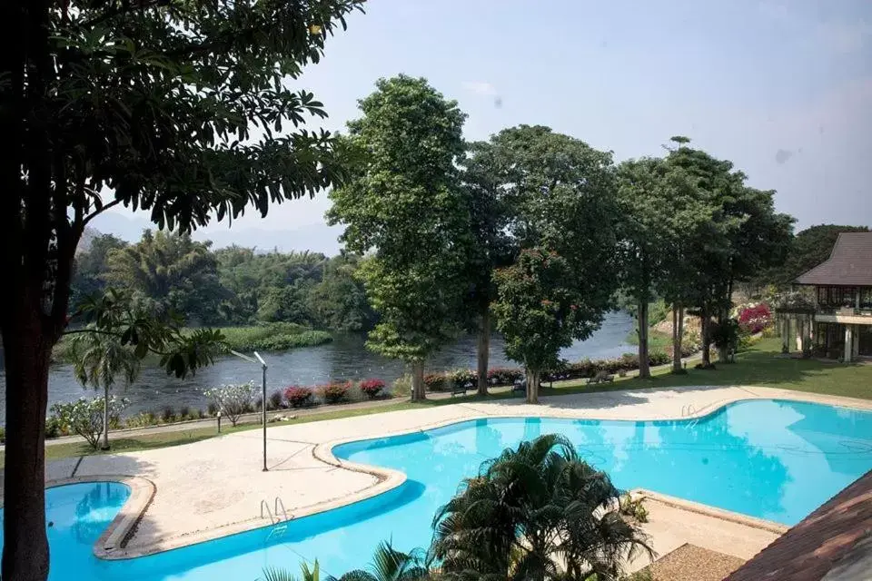 Swimming pool in Aekpailin River Kwai Resort