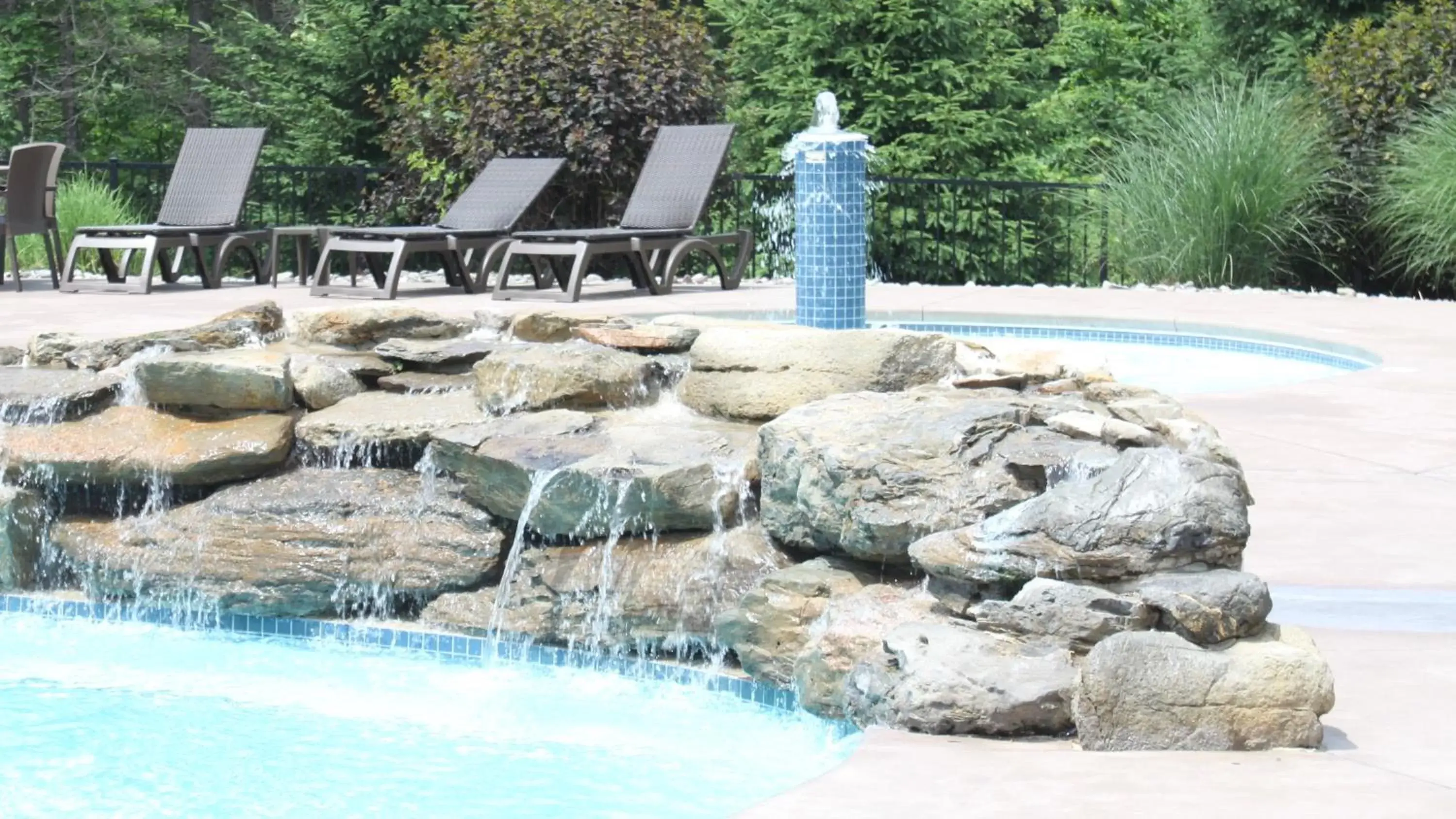 Swimming Pool in Woodfield Manor - A Sundance Vacations Property