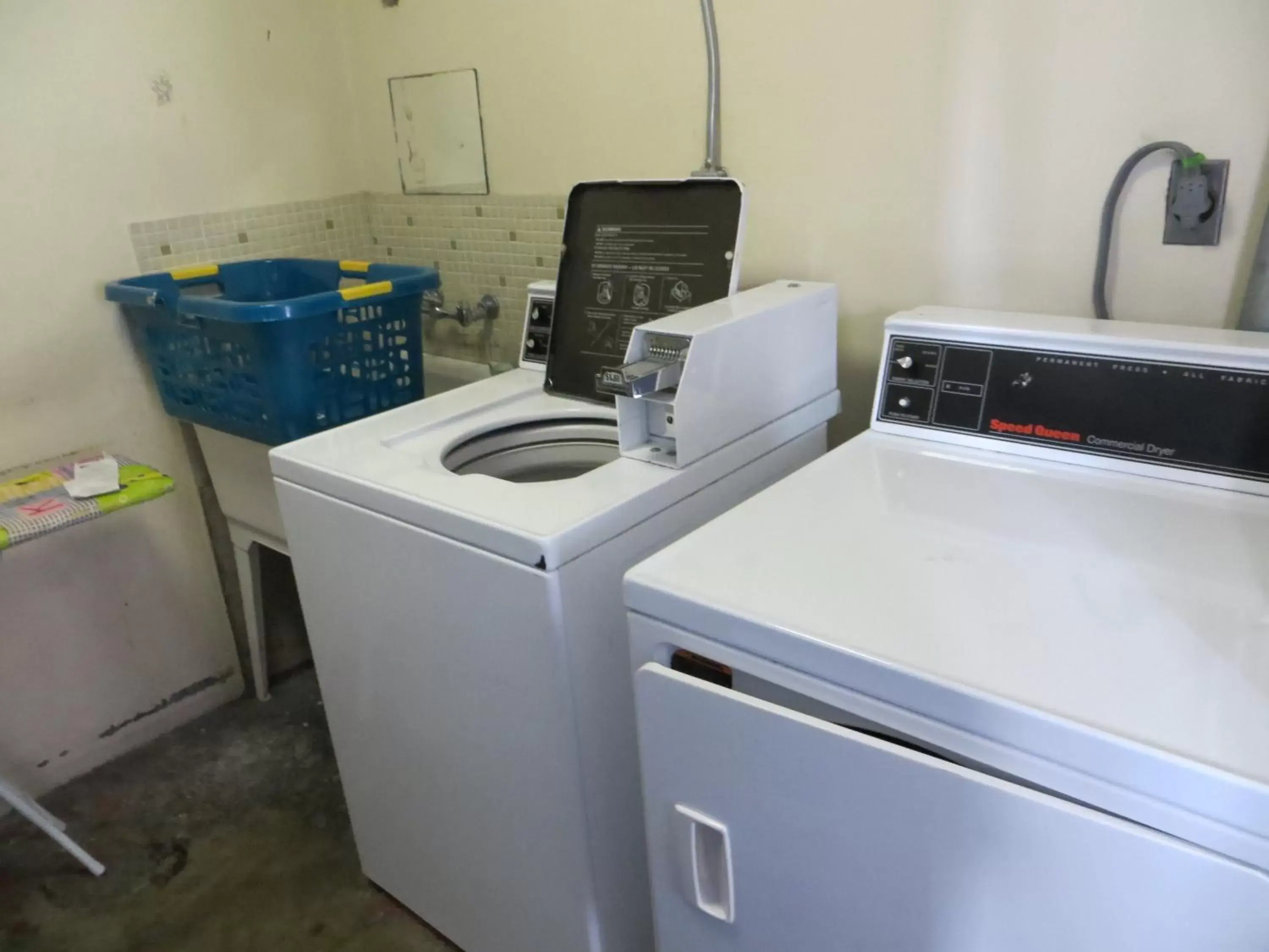 laundry, Kitchen/Kitchenette in Royal Pacific Motor Inn