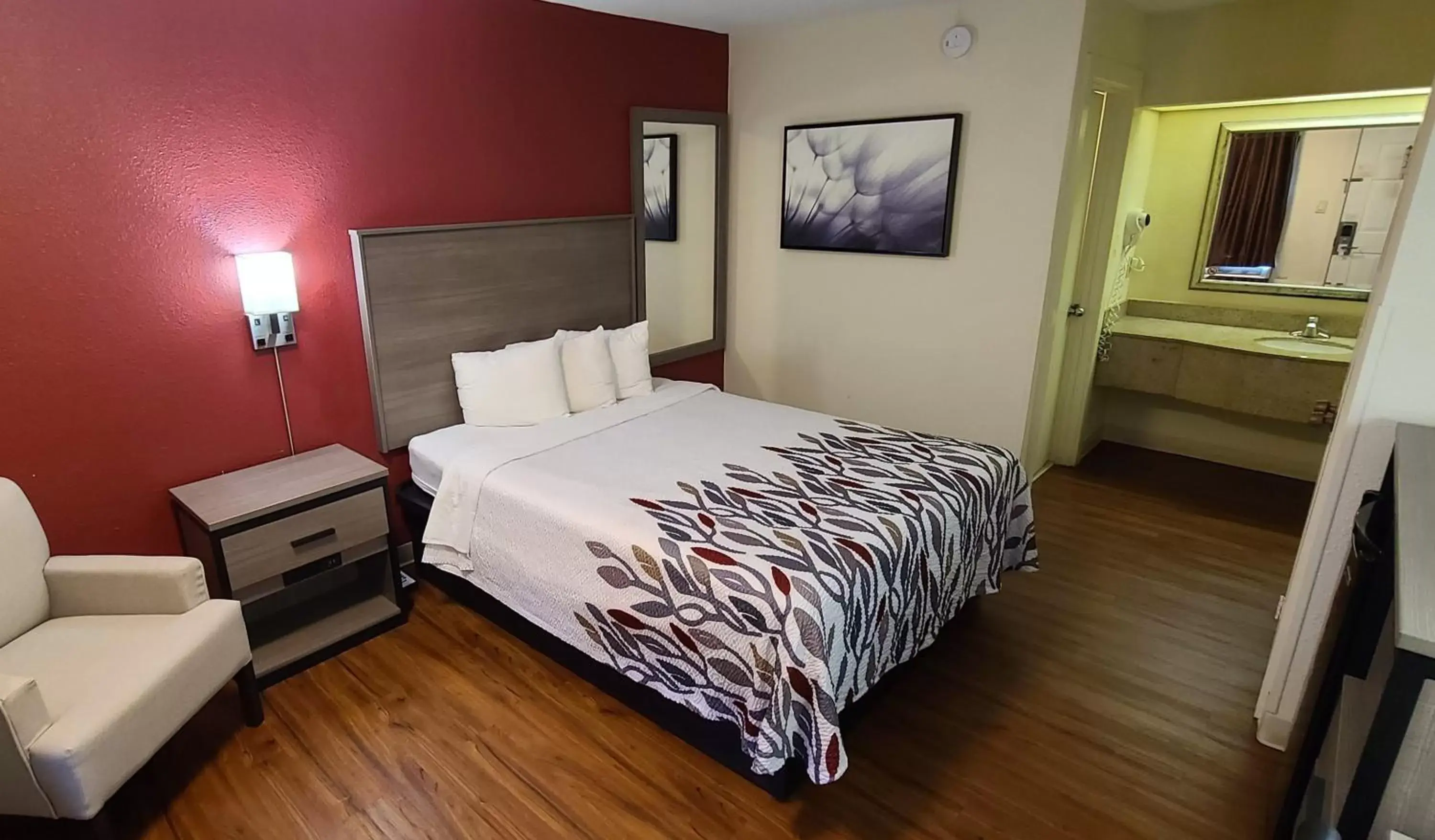 Photo of the whole room, Bed in Red Roof Inn & Suites Cornelius - Lake Norman