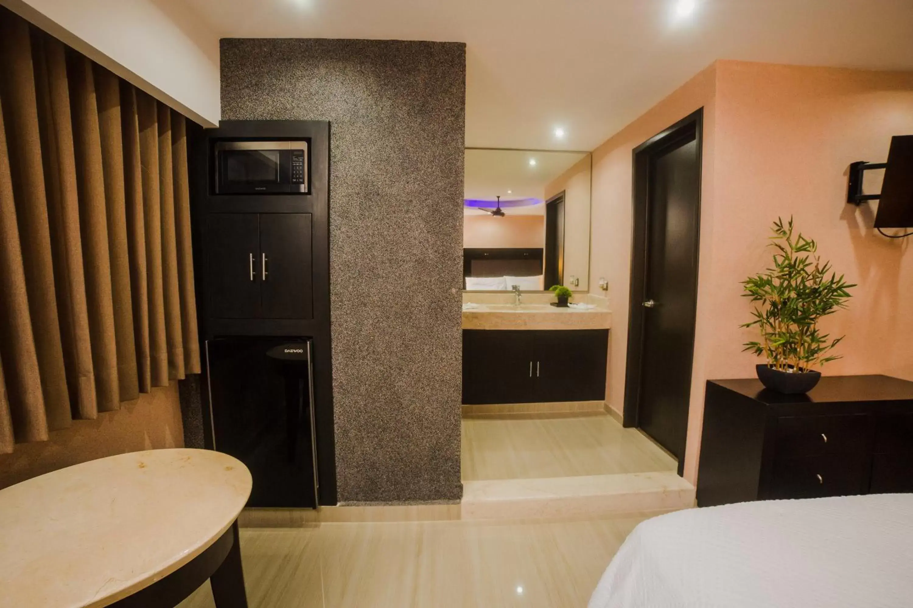 Kitchen/Kitchenette in Hotel & Suites Country