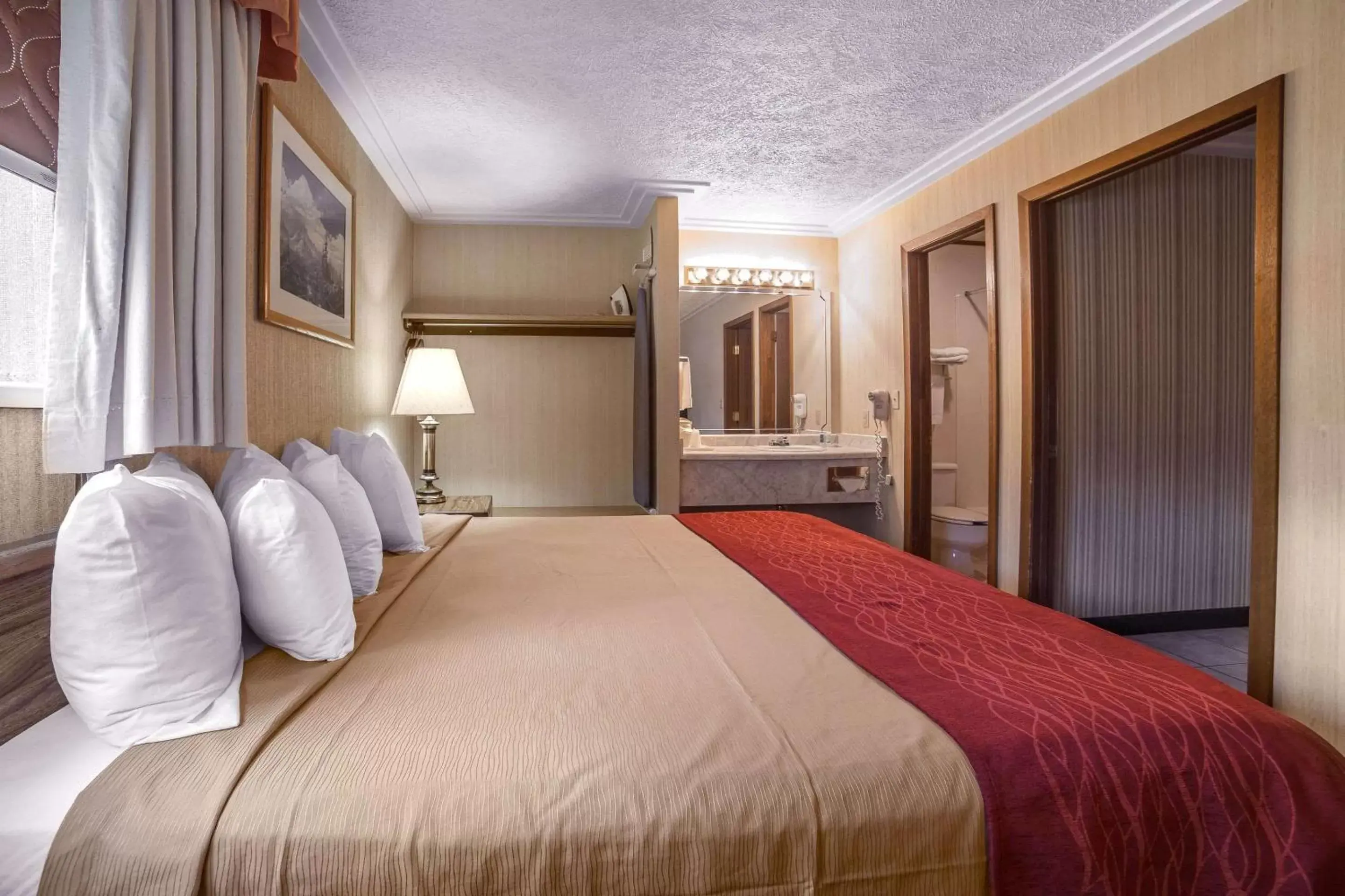 Photo of the whole room, Bed in Rodeway Inn Pronghorn Lodge