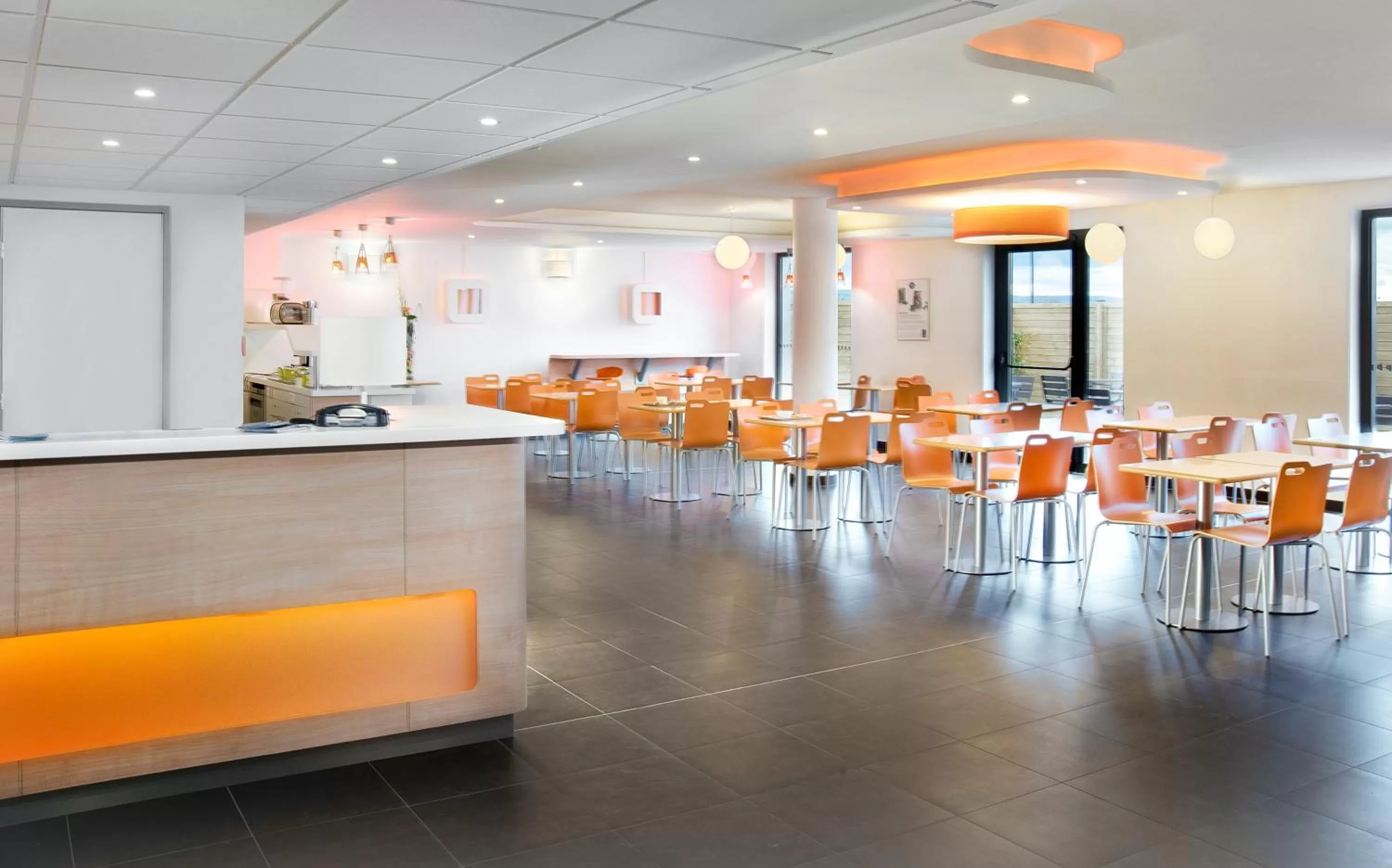 Communal lounge/ TV room in ibis budget Castelnaudary - A61