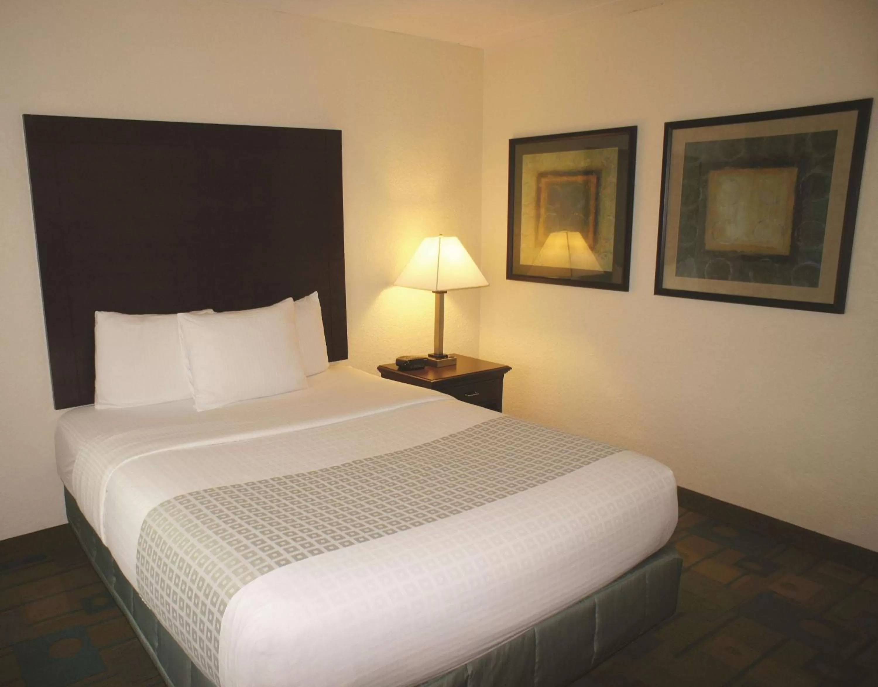 Photo of the whole room, Bed in La Quinta by Wyndham Boston Somerville