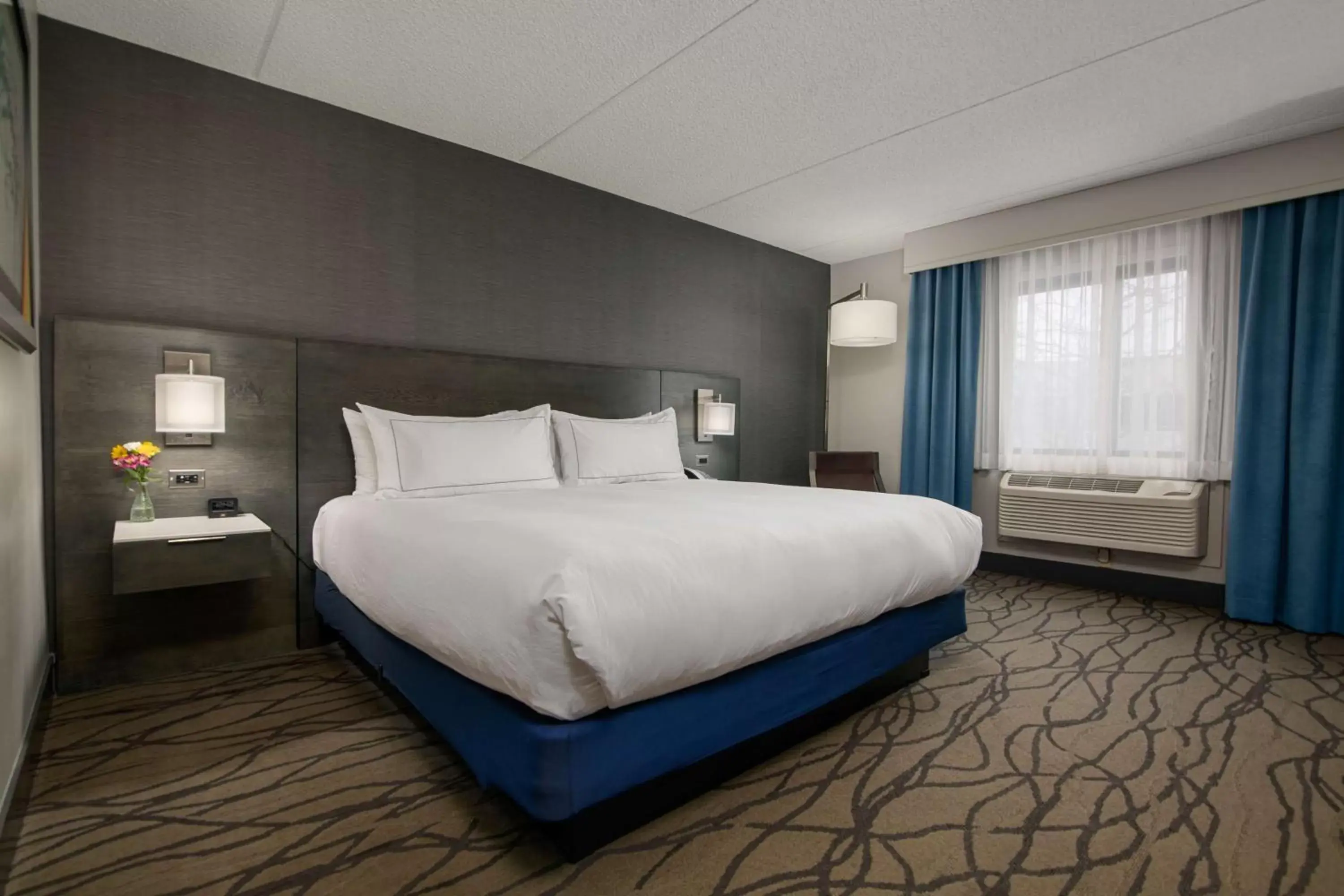 Bed in DoubleTree by Hilton Racine Harbourwalk