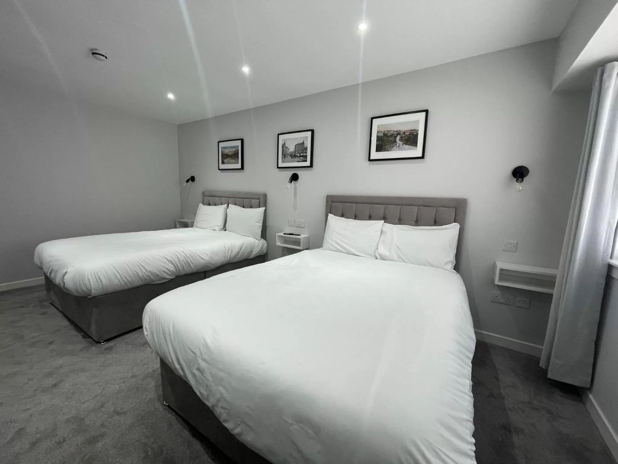 Bedroom, Bed in Airlie Arms Hotel