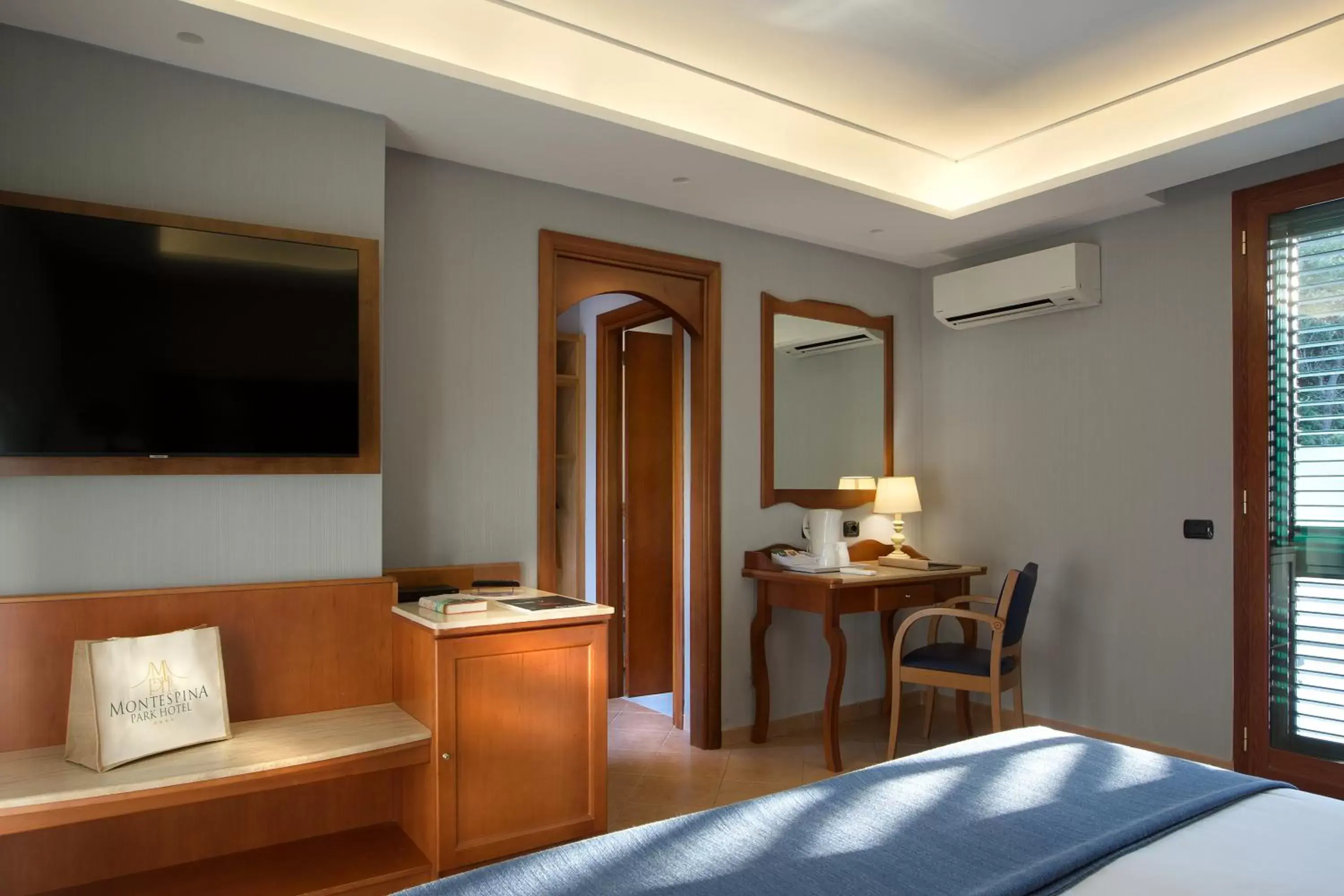 Bedroom, TV/Entertainment Center in Montespina Park Hotel