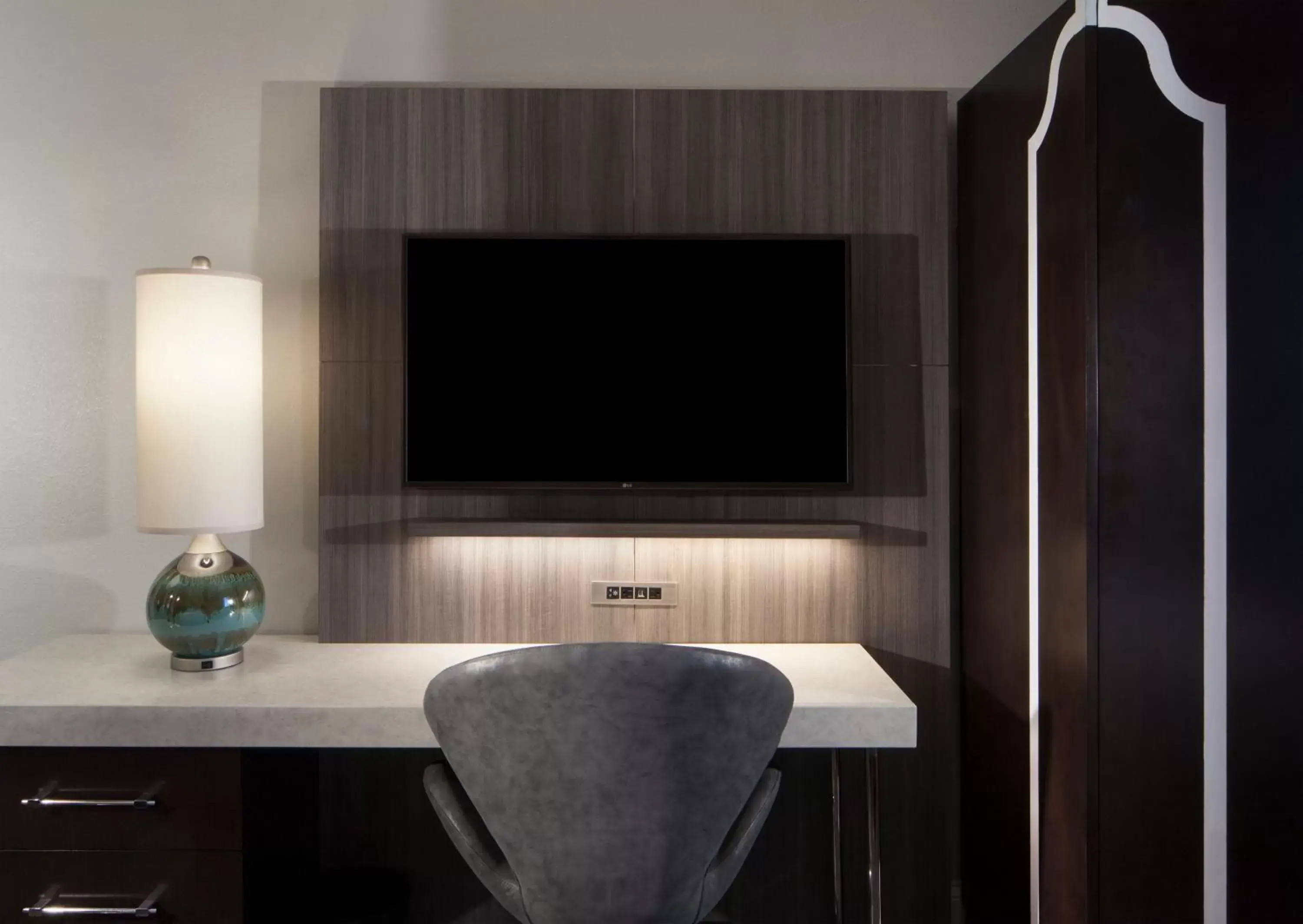 Photo of the whole room, TV/Entertainment Center in Hotel Indigo Atlanta Midtown, an IHG Hotel