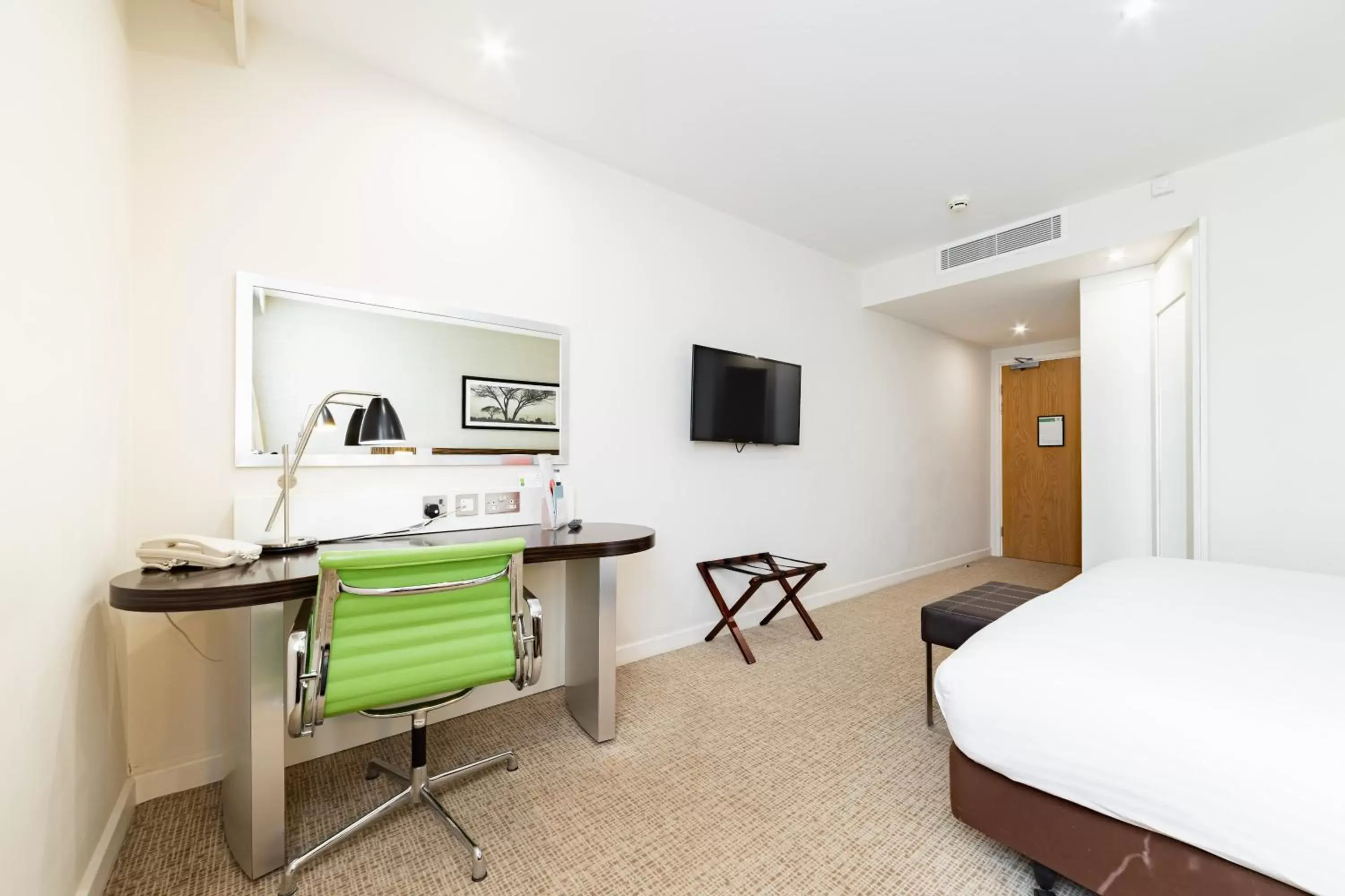 Bed, TV/Entertainment Center in Holiday Inn Winchester, an IHG Hotel