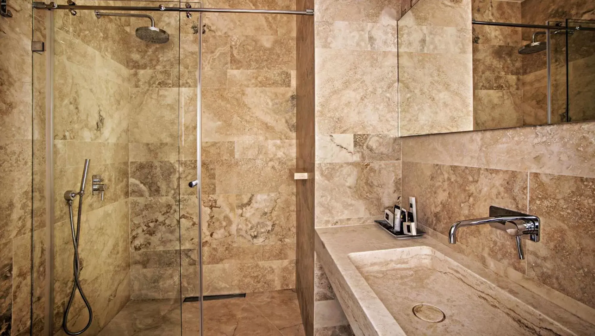 Bathroom in Hotel Golden Crown