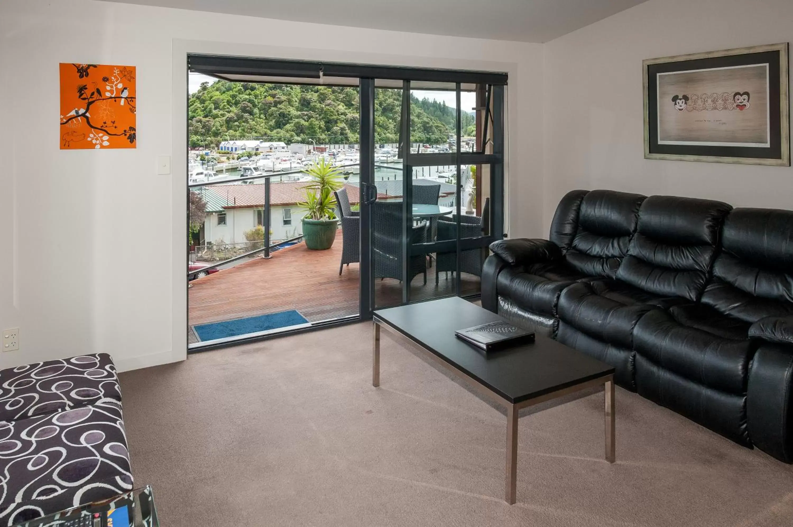 Living room, Seating Area in Harbour View Motel