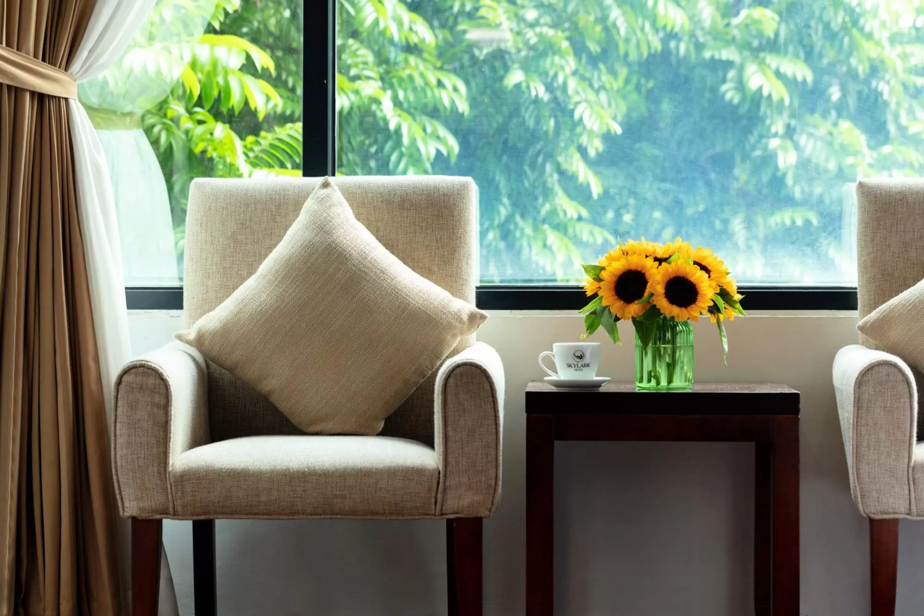 Coffee/tea facilities, Seating Area in Skylark Hotel