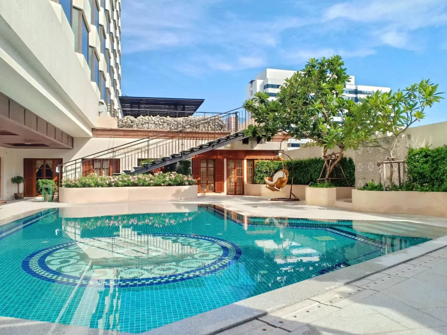 Swimming pool in Evergreen Laurel Hotel Bangkok