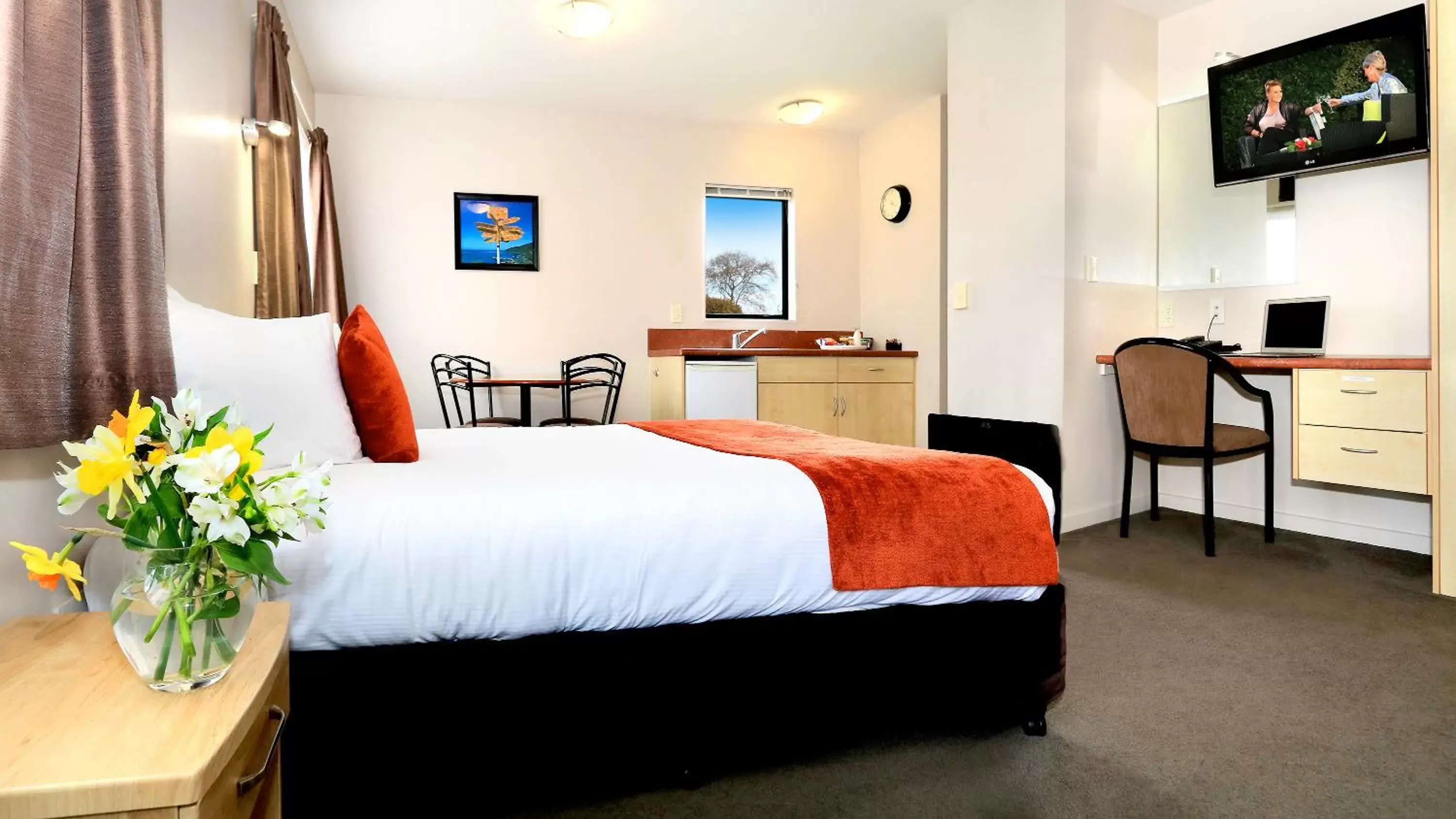 Photo of the whole room, Bed in Bella Vista Motel Invercargill