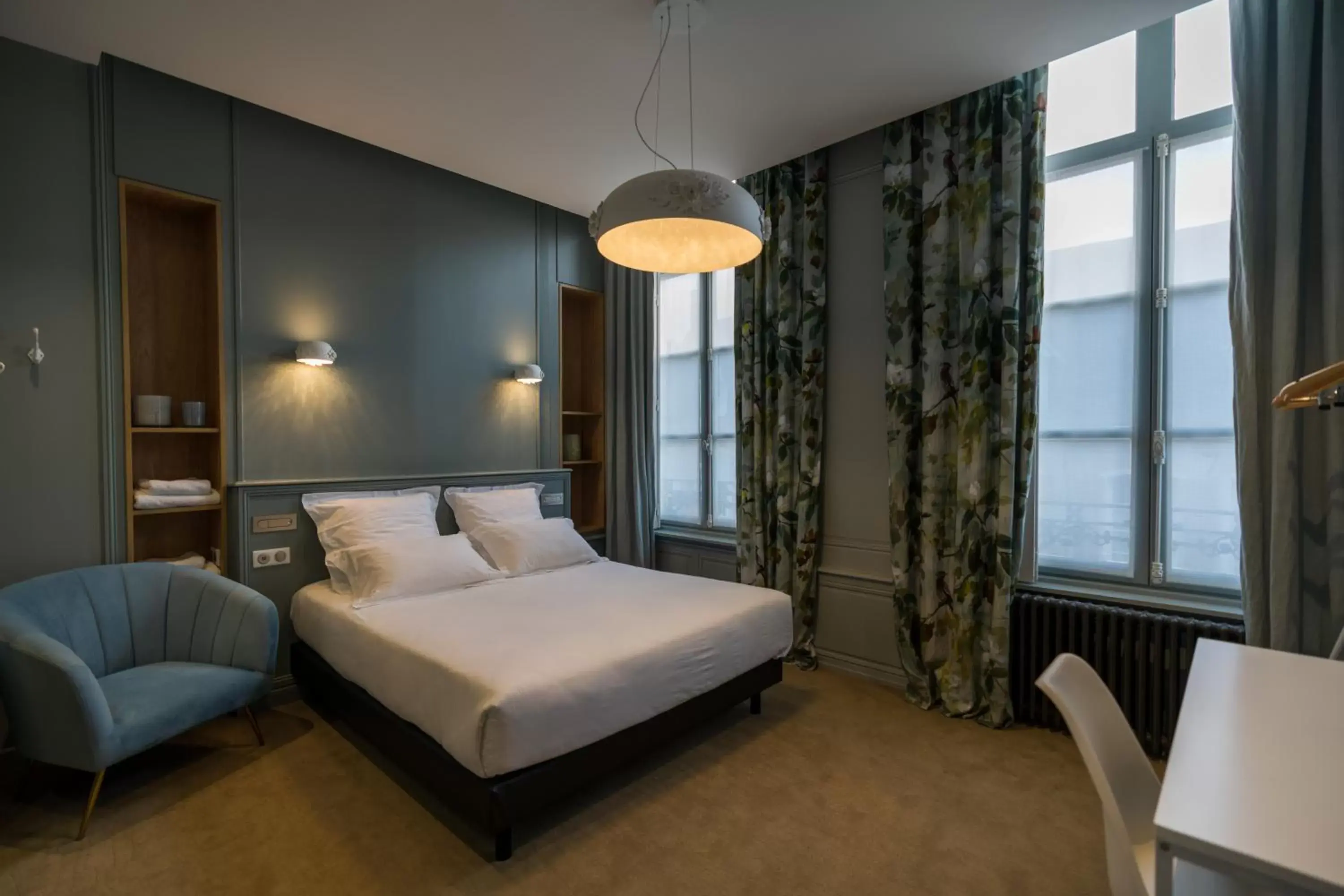 Property building, Bed in Hôtel Loysel le Gaucher