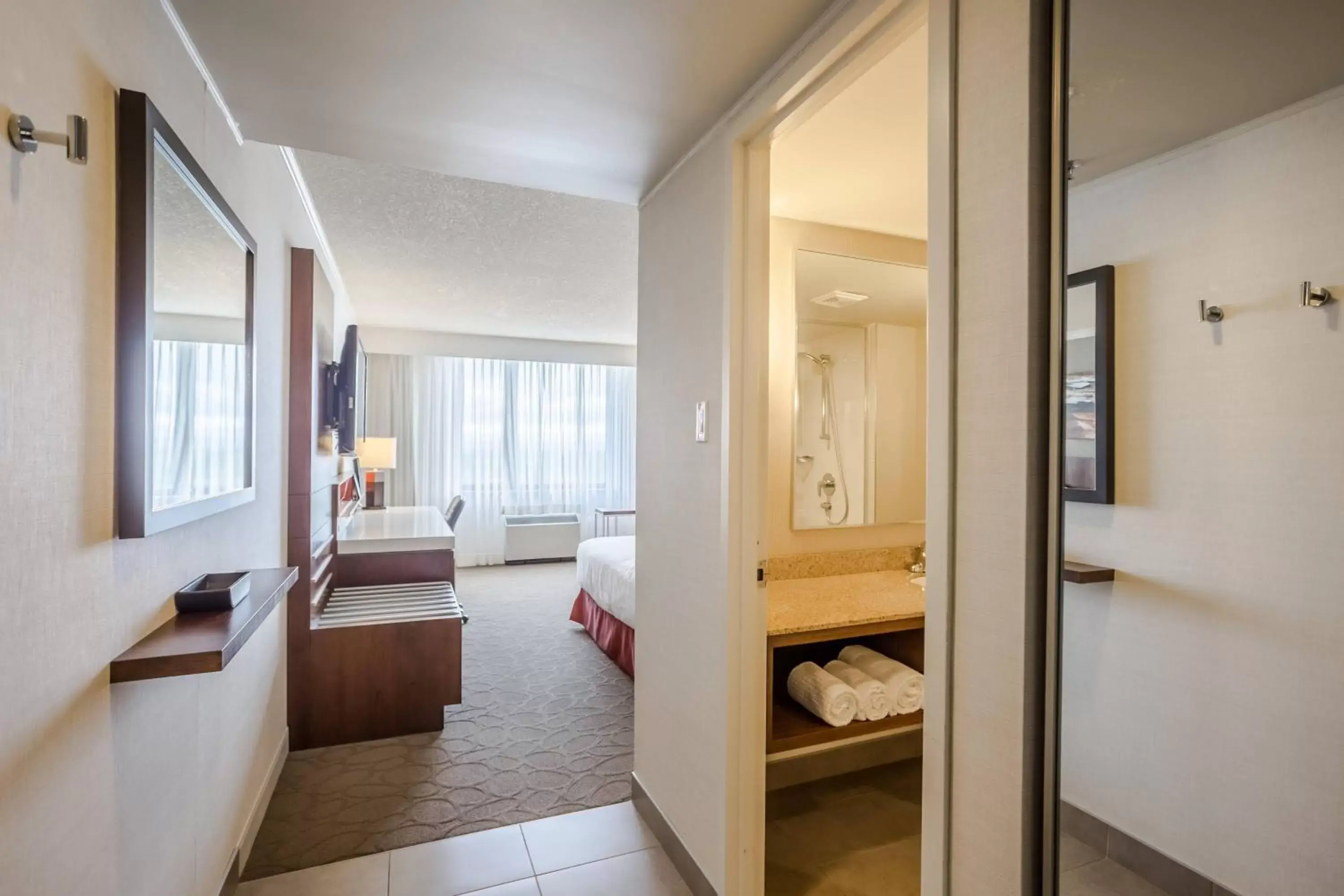 Photo of the whole room, Bathroom in Delta Hotels by Marriott Saguenay Conference Centre