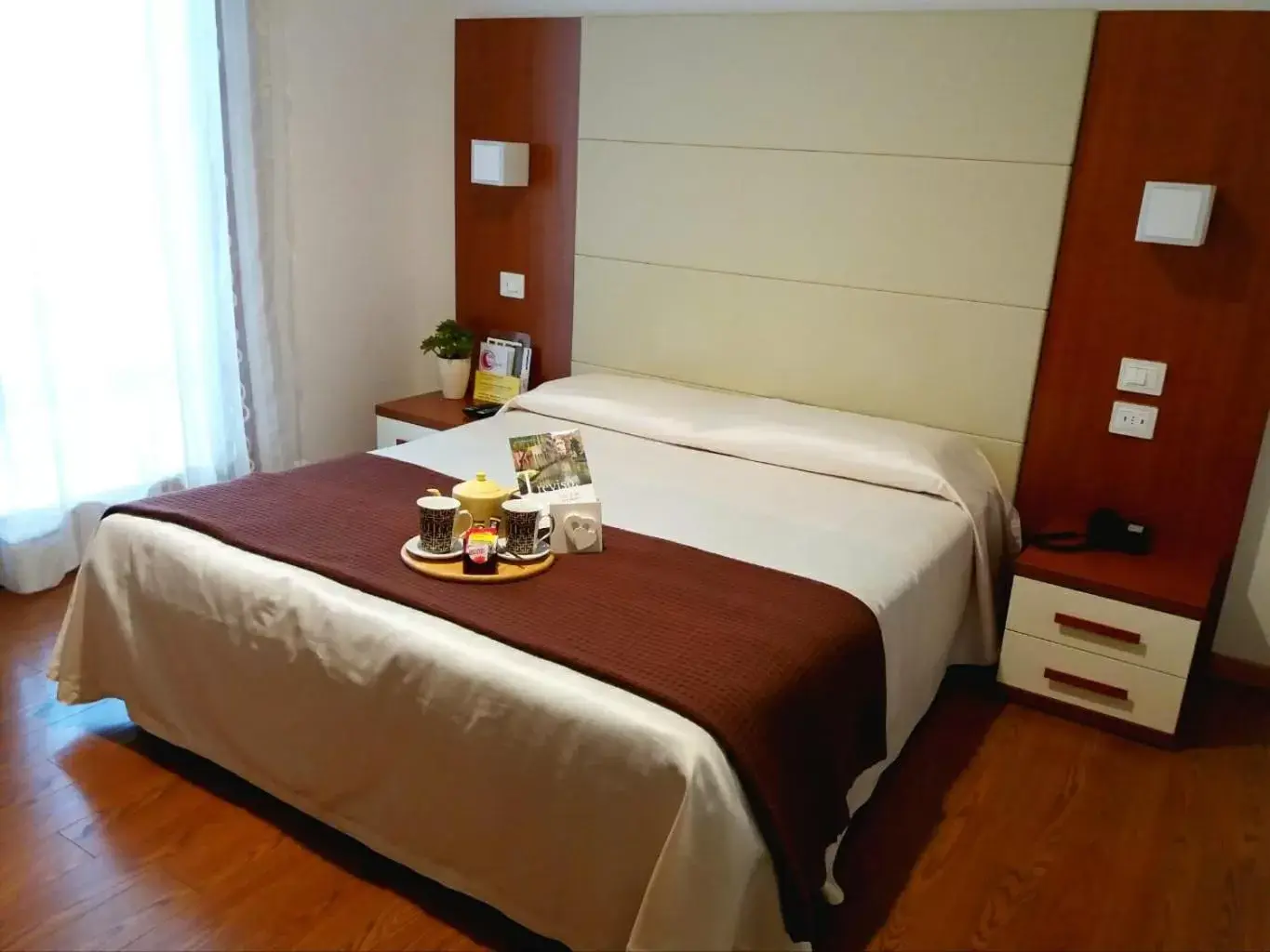 Bedroom, Bed in Hotel Mezzaluna