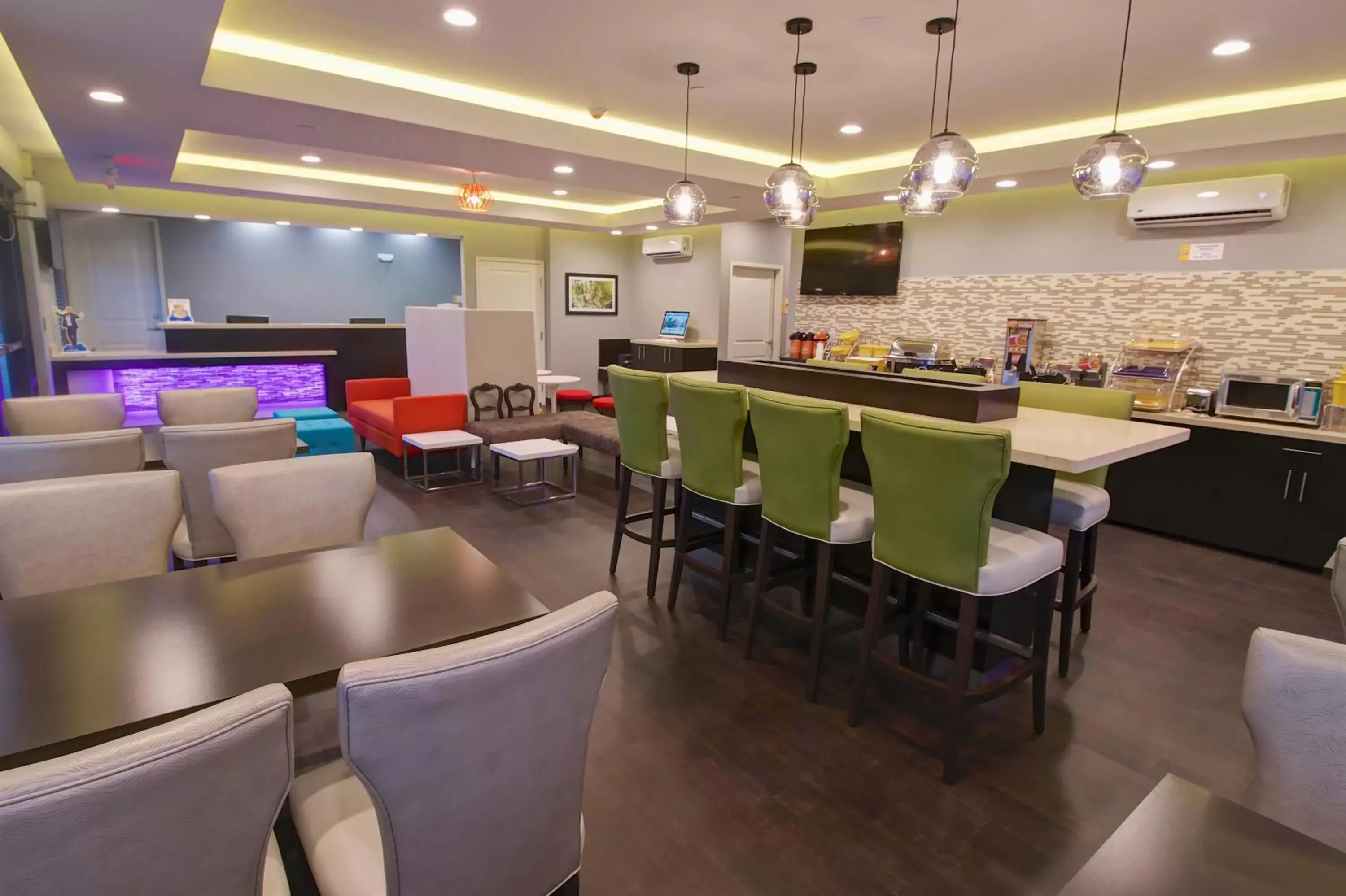 Communal lounge/ TV room, Restaurant/Places to Eat in Days Inn & Suites by Wyndham Port Arthur