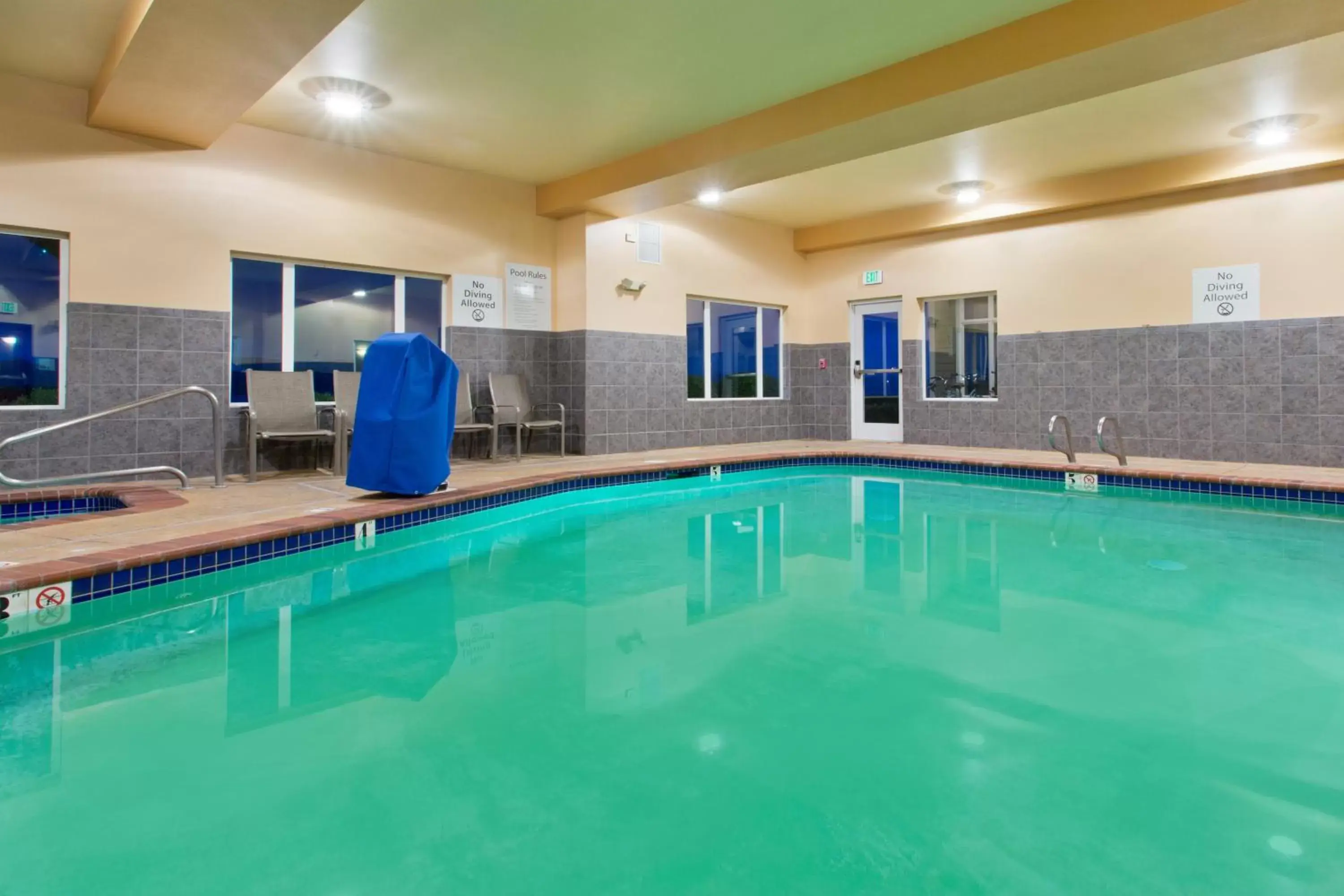 Swimming Pool in Holiday Inn Express Hotel & Suites Astoria, an IHG Hotel