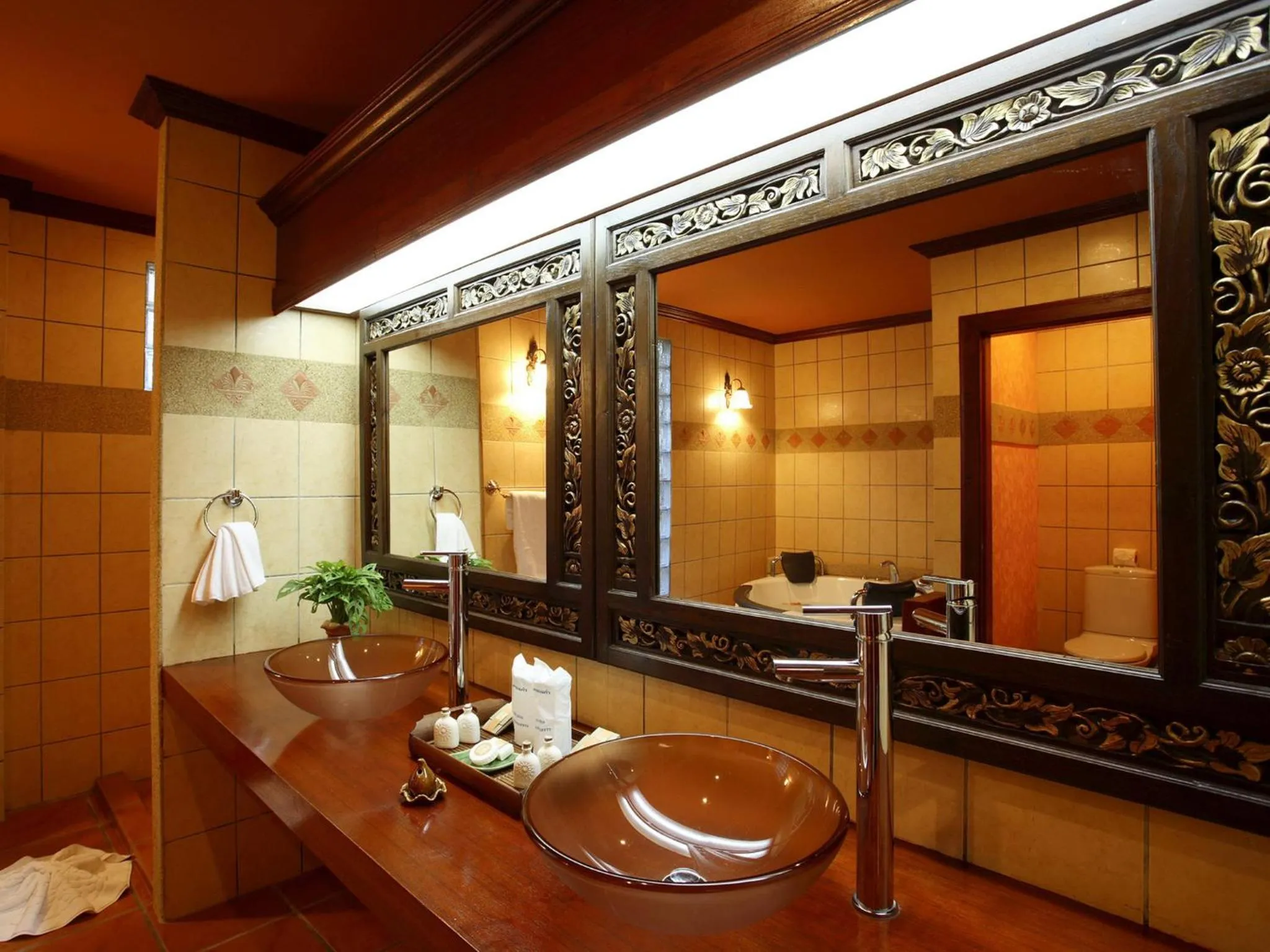 Bathroom in Royal Phawadee Village Patong - 2 Minutes walk to the beach