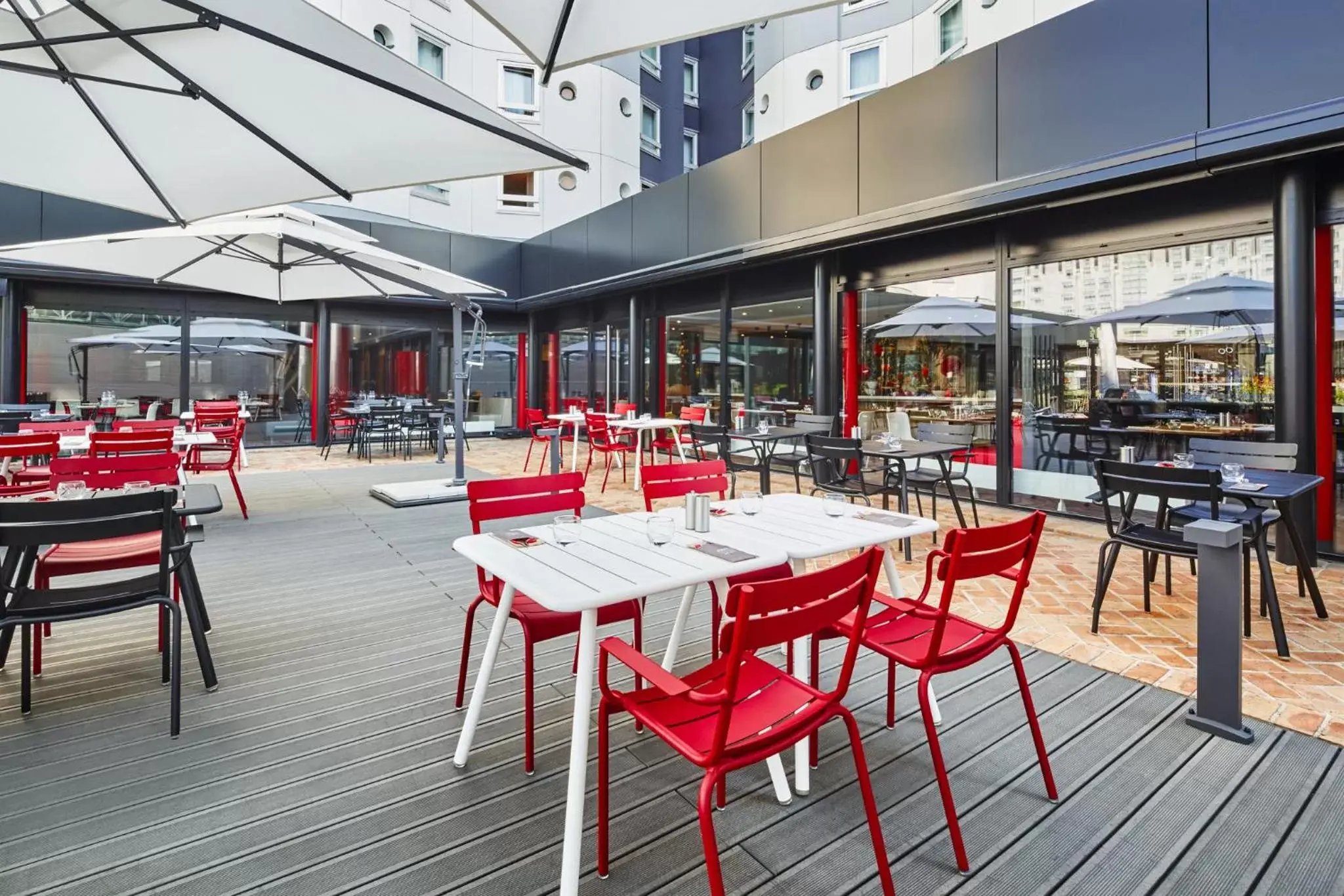 Patio, Restaurant/Places to Eat in ibis Paris CDG Airport