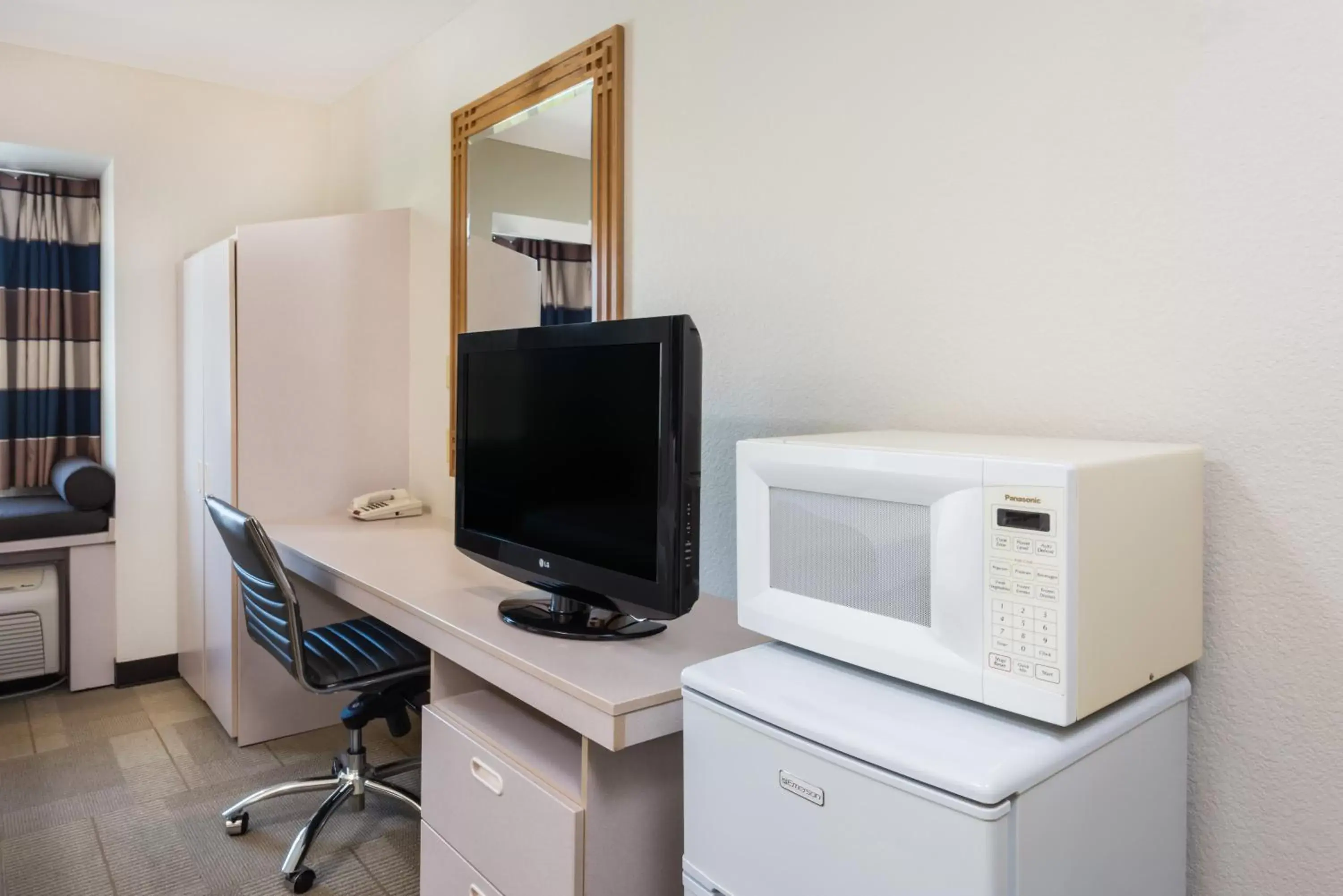 Bedroom, TV/Entertainment Center in Microtel Inn & Suites by Wyndham Sainte Genevieve