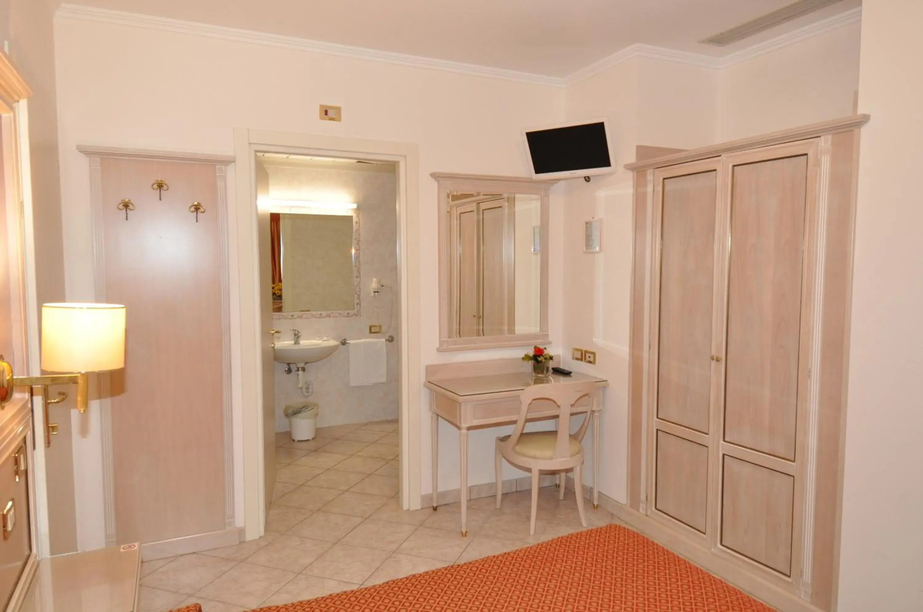 Bed, Bathroom in Hotel Moderno