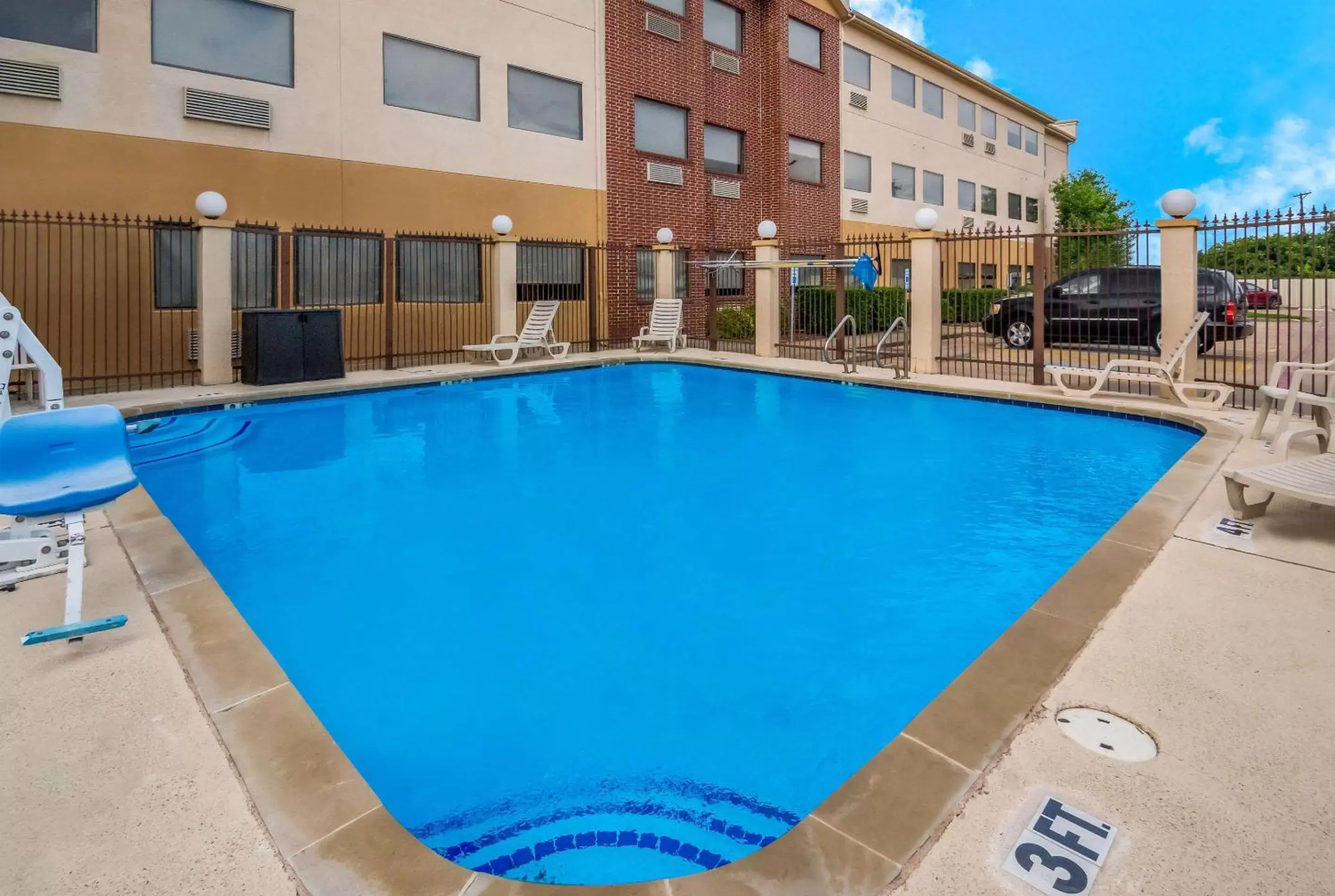 Swimming Pool in Quality Inn & Suites