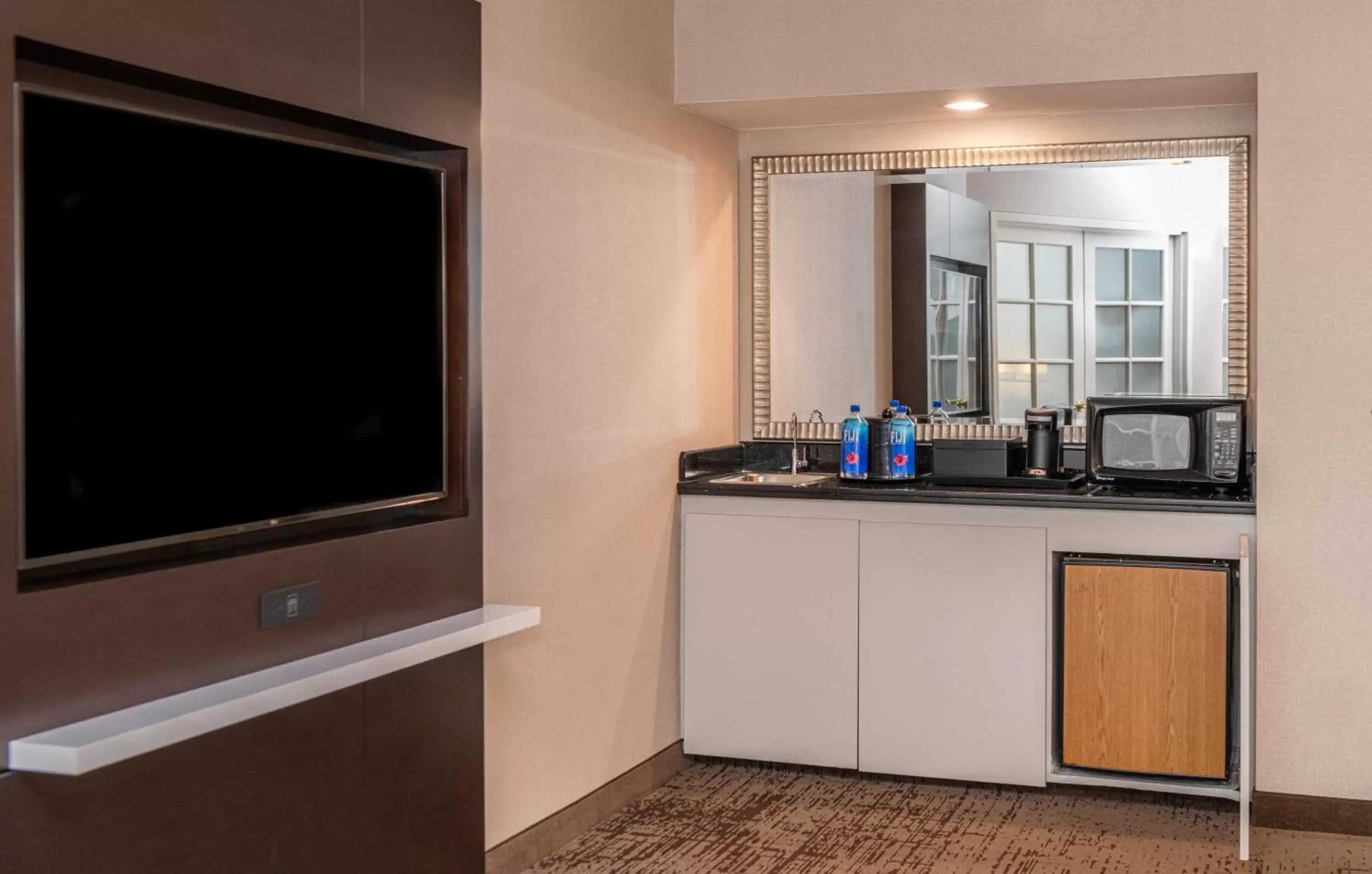 oven, Kitchen/Kitchenette in Chicago Marriott Suites Deerfield