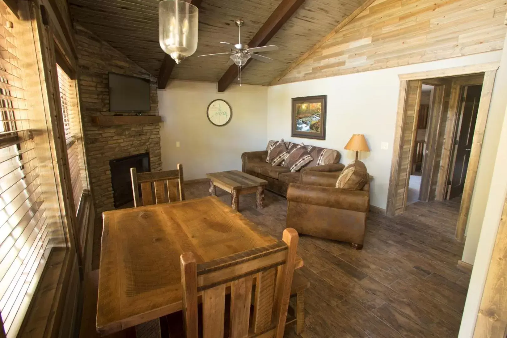 2 Bedroom Lakefront Log Cabin 9 in Table Rock Resorts at Indian Point