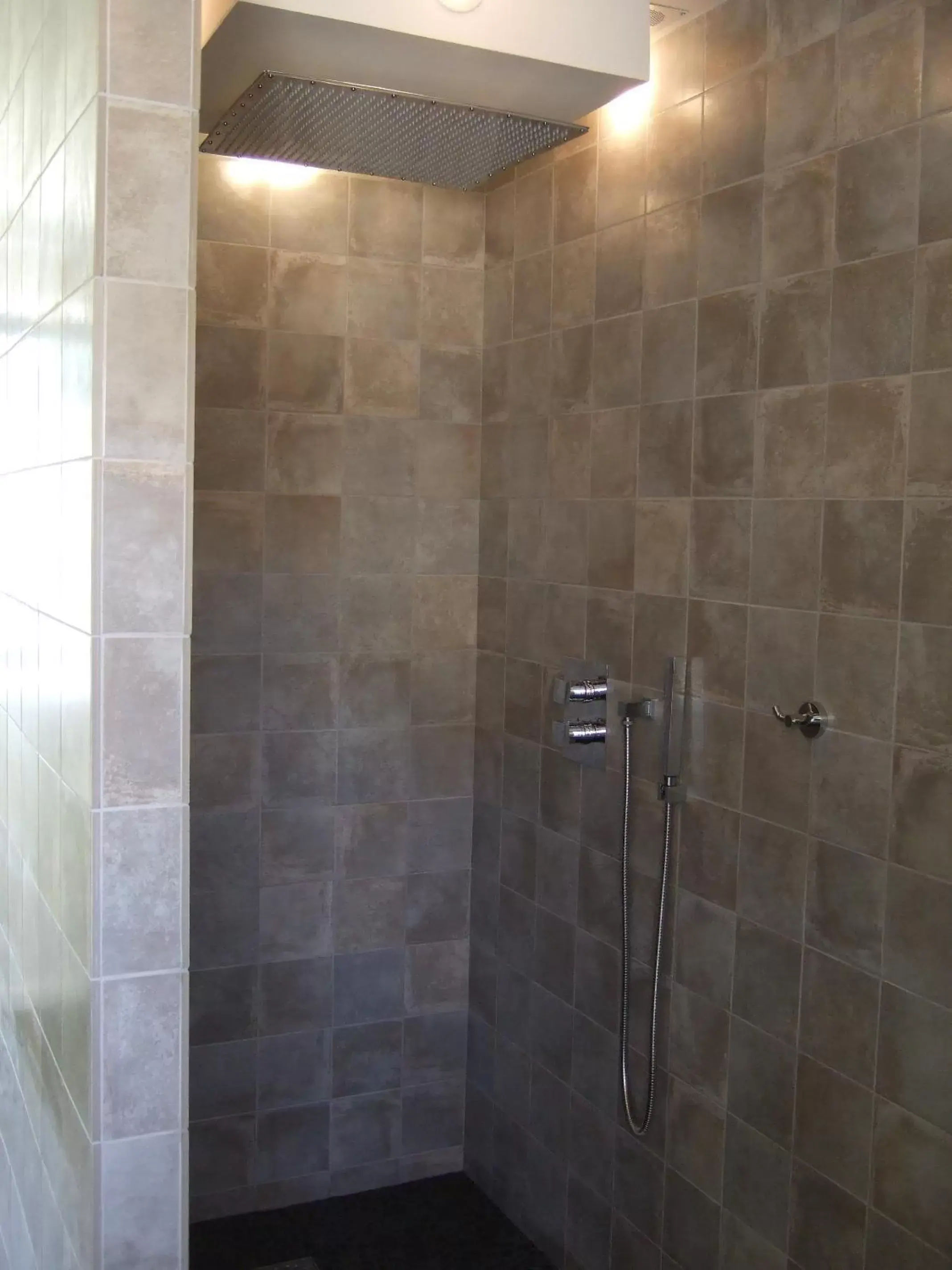 Shower, Bathroom in Le Jour et la Nuit, Maison d'hôtes