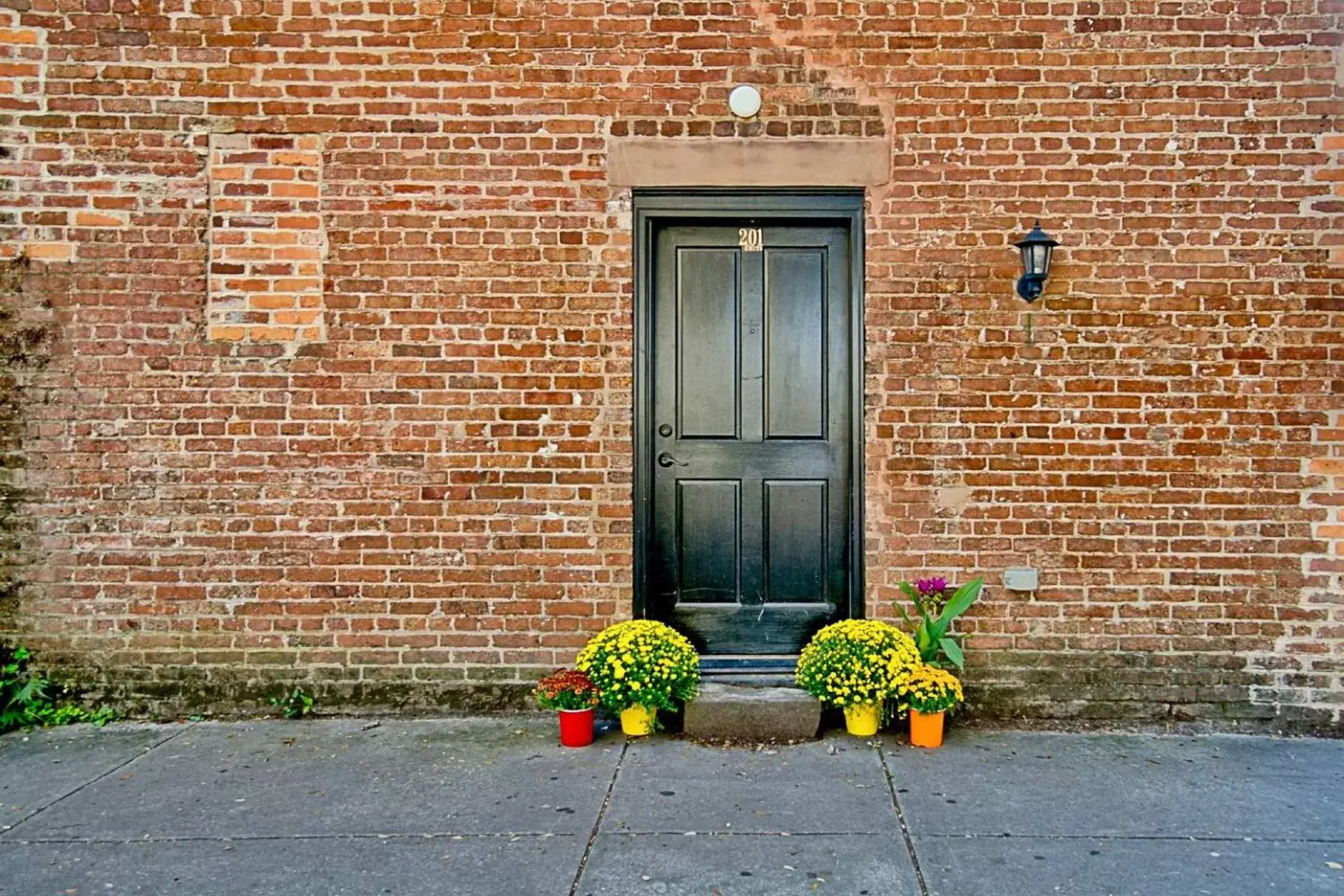 Facade/entrance in Comfy Carriage House Steps from the River