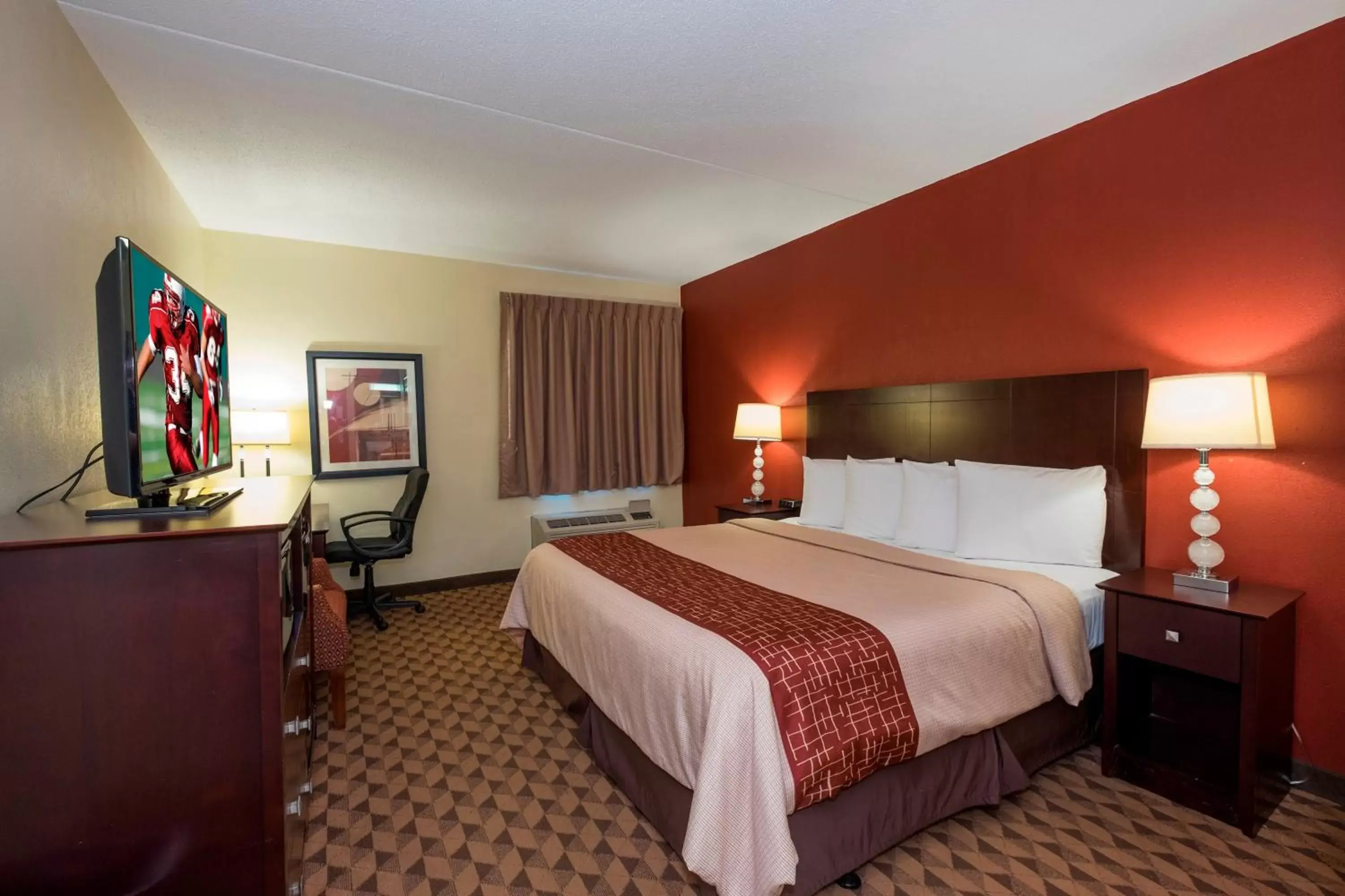 Photo of the whole room, Bed in Red Roof Inn & Suites Cincinnati North-Mason