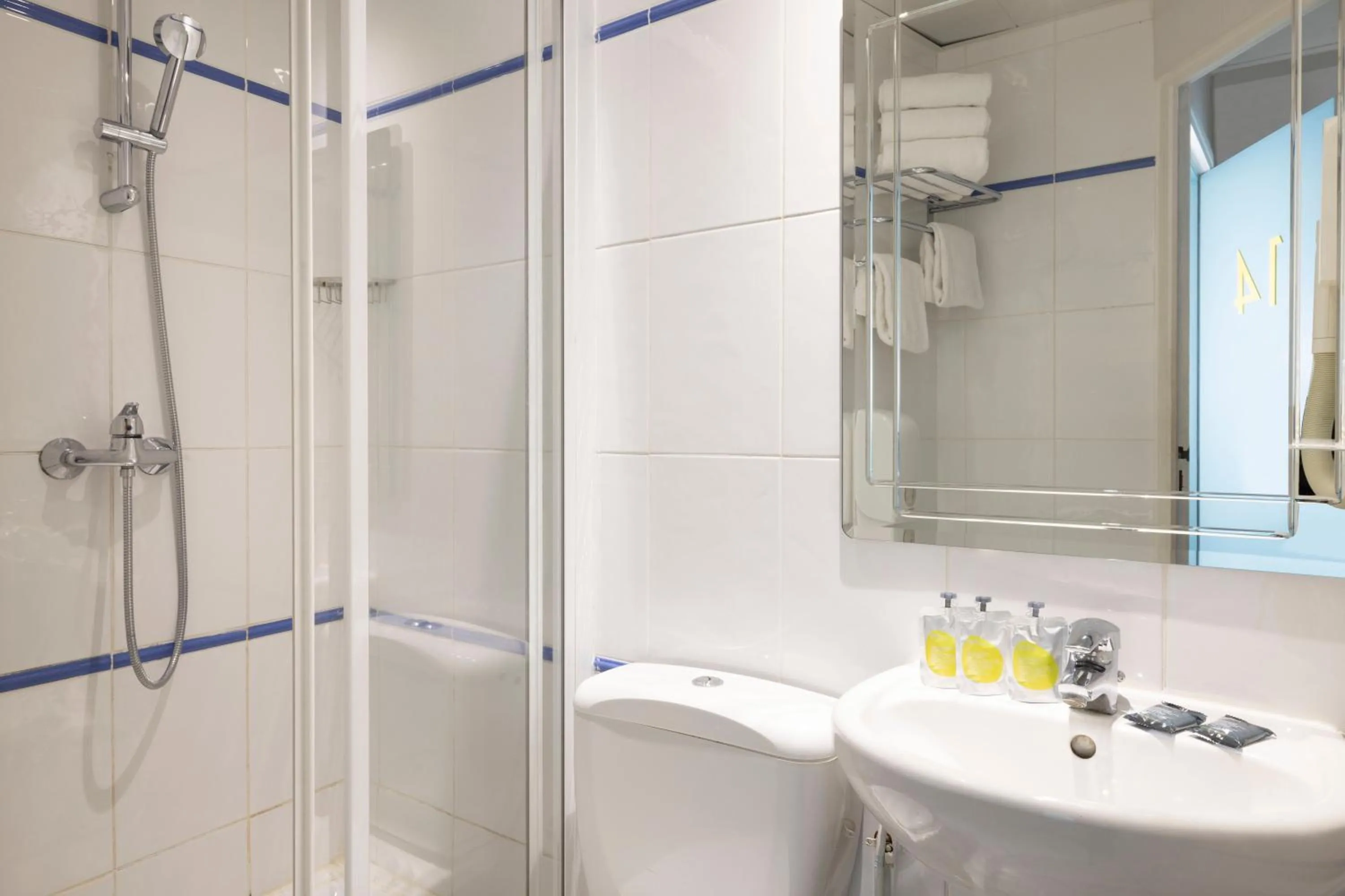 Shower in Le Regent Montmartre by Hiphophostels