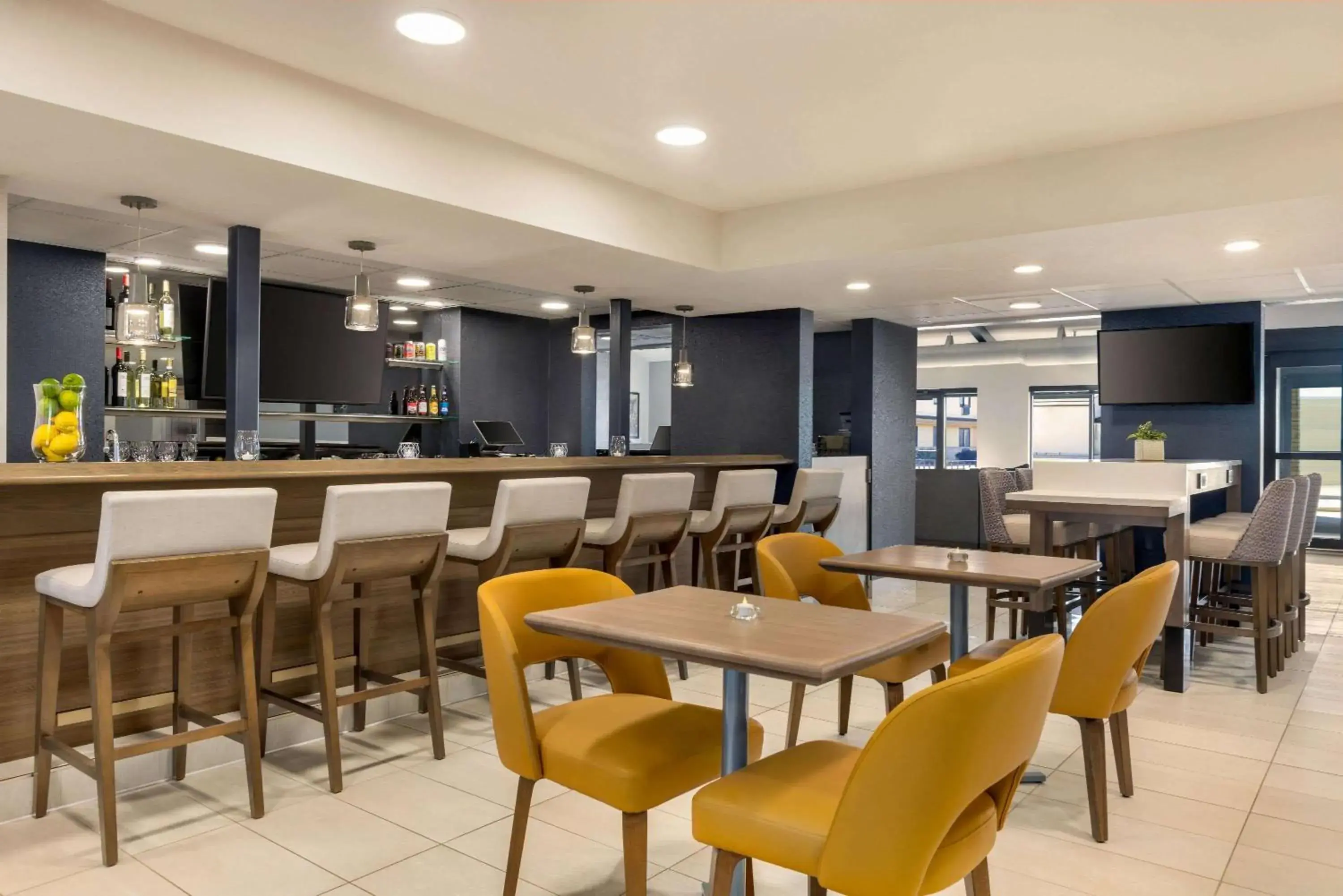 Restaurant/places to eat, Lounge/Bar in Baymont by Wyndham Owatonna